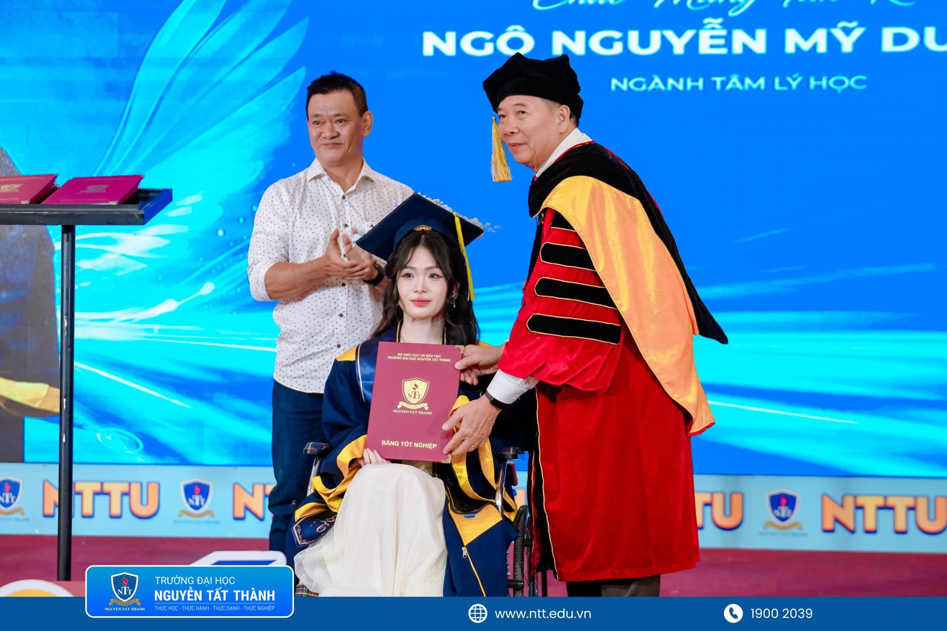 Ngô Nguyễn Mỹ Duyên đón nhận tấm bằng cử nhân ngành Tâm lý học tại Lễ tốt nghiệp Trường Đại học Nguyễn Tất Thành ngày 19/9/2026. Trong khoảnh khắc đặc biệt ấy, ba em, ông Ngô Văn Dũng, có mặt trên sân khấu để cùng con đón nhận niềm vui