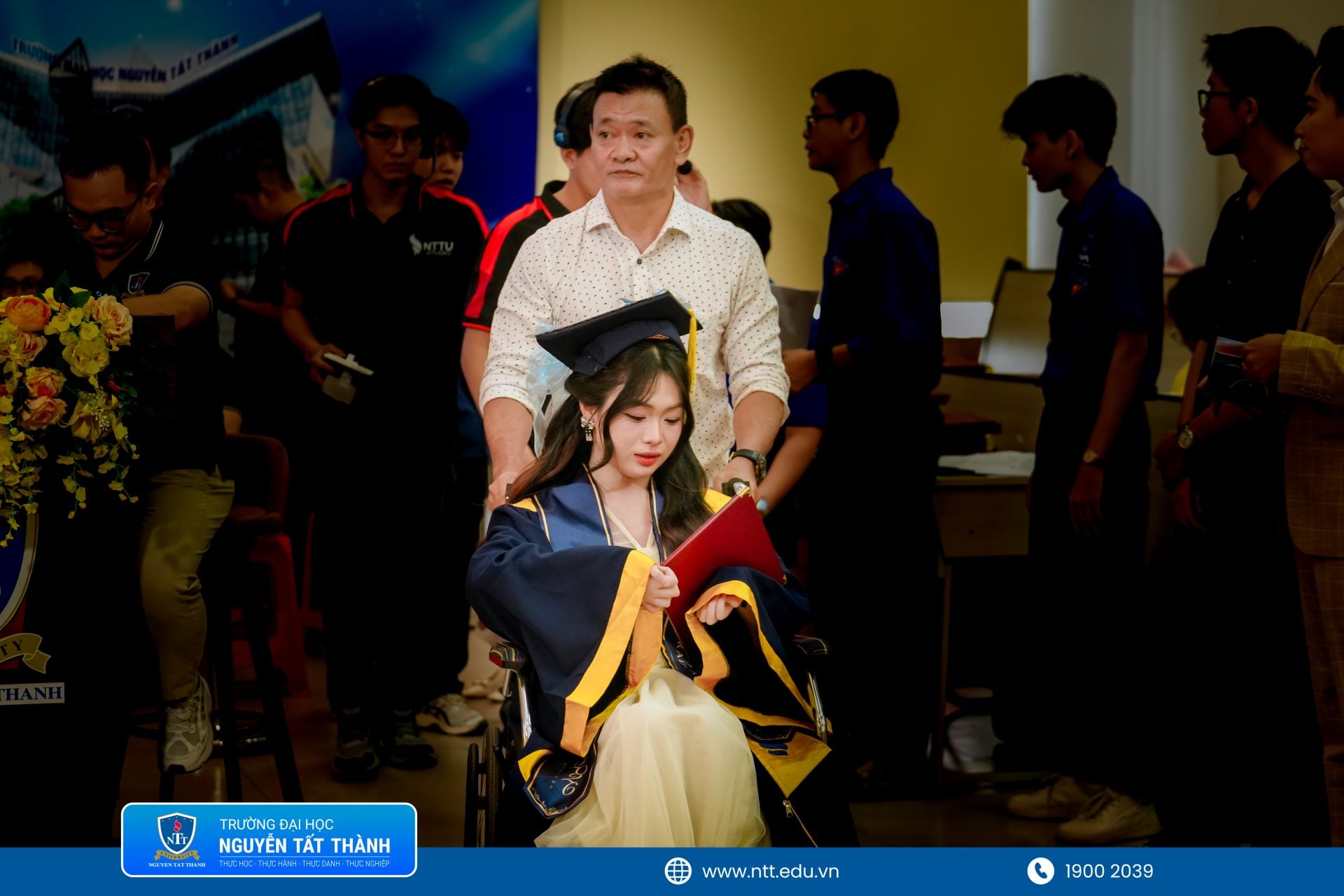 Hơn hai thập kỷ đưa đón con đến trường, ông Ngô Văn Dũng tiếp tục đồng hành cùng con gái Ngô Nguyễn Mỹ Duyên trong chuyến đi đặc biệt: bước lên sân khấu nhận bằng cử nhân.