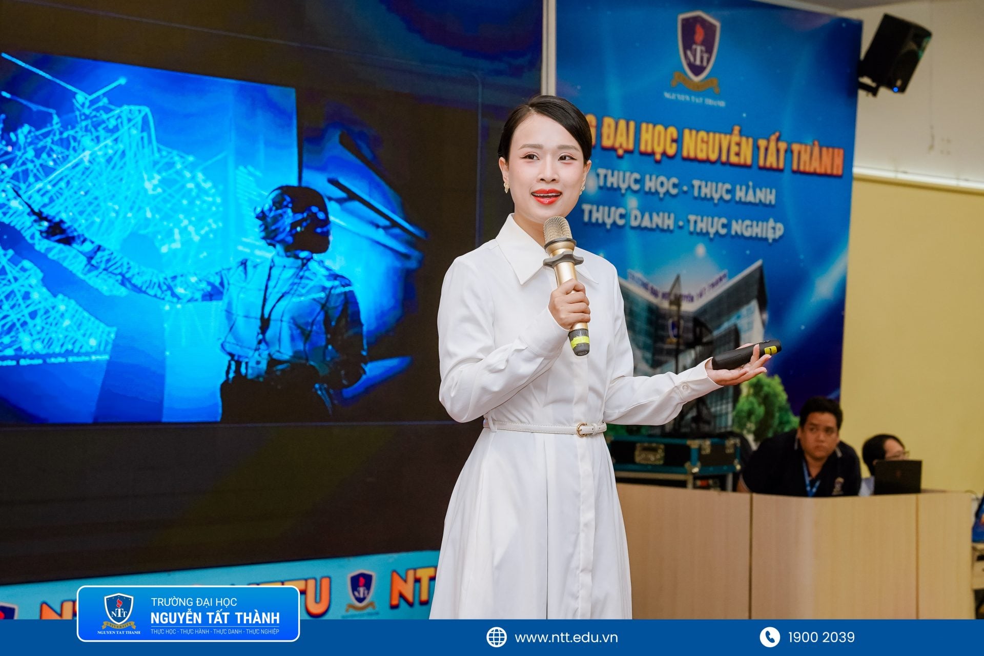 Các chuyên đề về AI, kỹ năng số và an toàn trên không gian mạng giúp tân sinh viên sớm tiếp cận những yêu cầu mới trong học tập và nghề nghiệp.