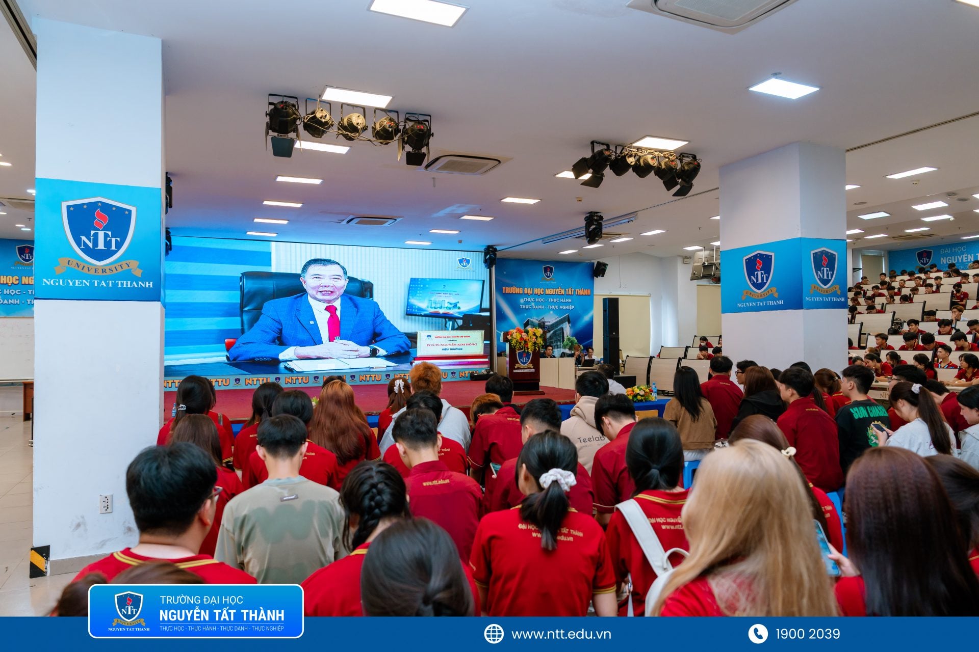 PGS.TS.NGƯT Nguyễn Kim Hồng – Hiệu trưởng Trường Đại học Nguyễn Tất Thành chia sẻ và gửi gắm những định hướng đến tân sinh viên trong chương trình sinh hoạt đầu khóa năm học 2026–2027