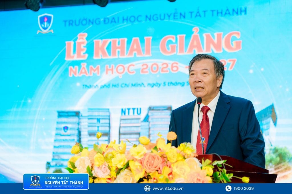 Hiệu trưởng phát biểu