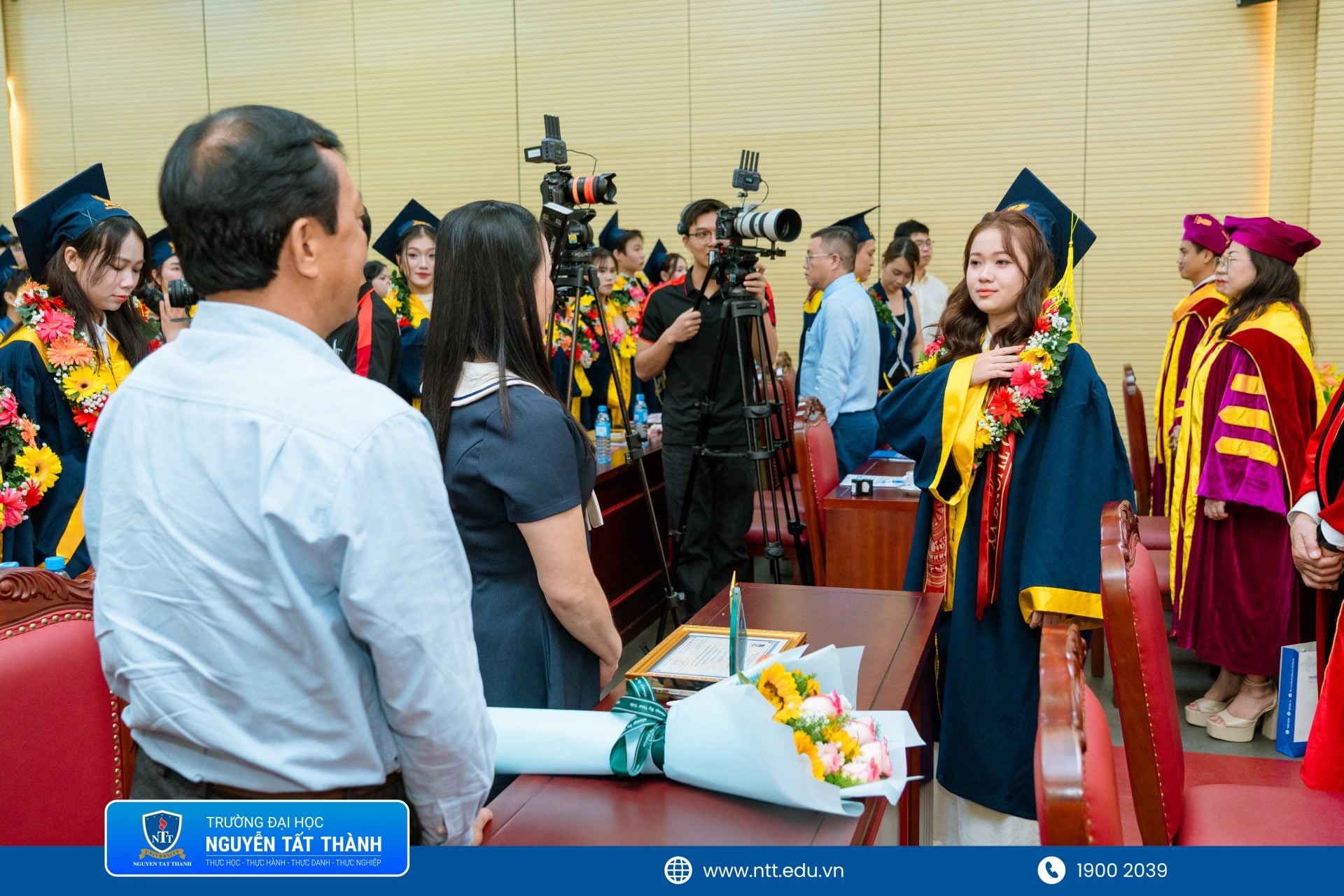 Trong nghi thức tri ân tại Lễ tốt nghiệp đợt 2 năm 2026, các tân khoa đặt tay phải lên ngực trái, gửi lời cảm ơn đến cha mẹ và người thân đã luôn đồng hành trong suốt hành trình đại học.