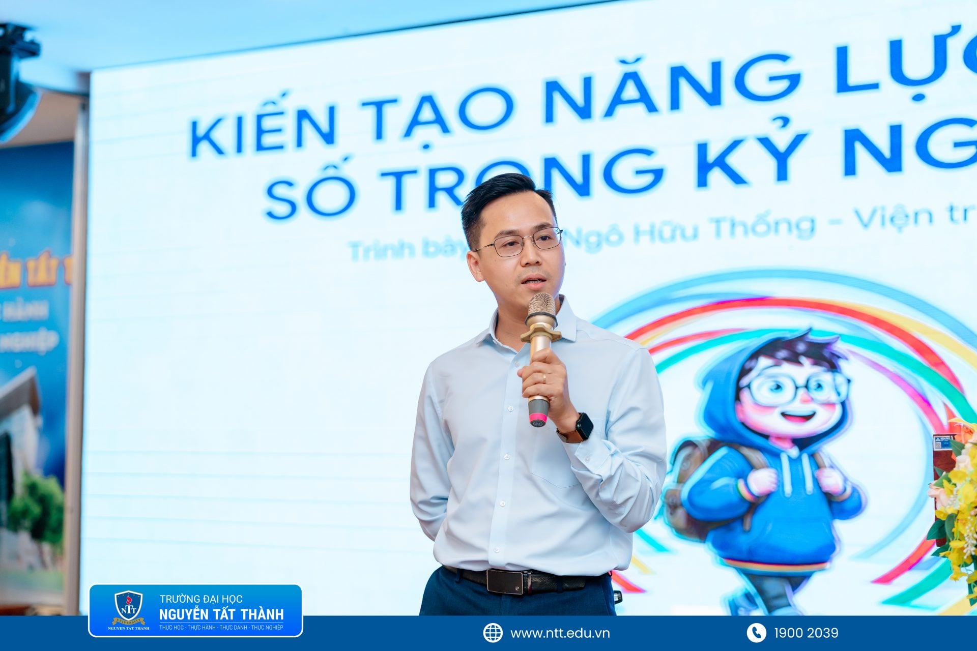 Các chuyên đề về AI, kỹ năng số và an toàn trên không gian mạng giúp tân sinh viên sớm tiếp cận những yêu cầu mới trong học tập và nghề nghiệp.