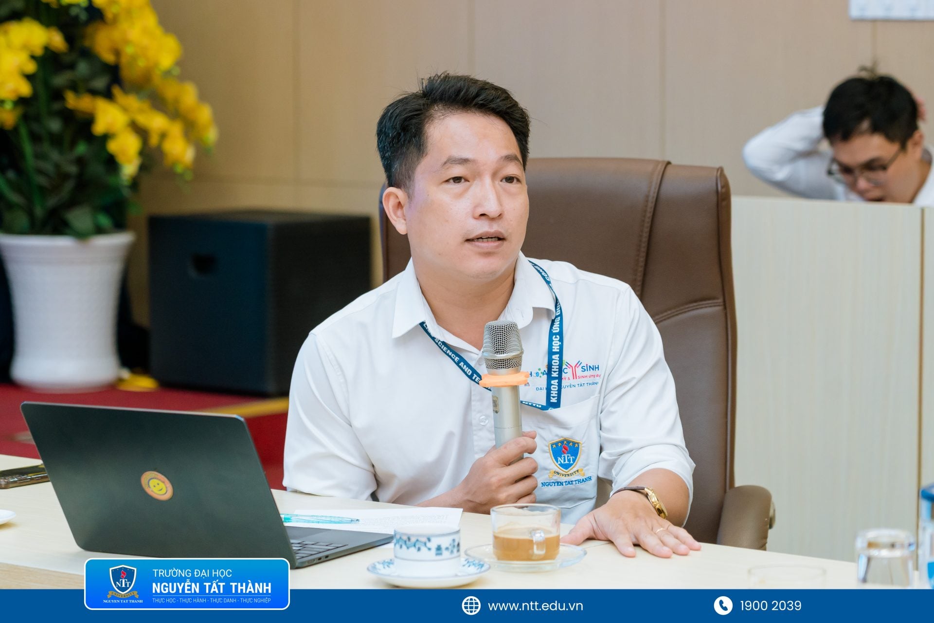 Hai bên trao đổi về các hướng nghiên cứu tiềm năng như vi sinh, kháng kháng sinh, bệnh truyền nhiễm, sức khỏe cộng đồng và One Health; đồng thời chia sẻ kinh nghiệm từ mô hình hợp tác nghiên cứu đang triển khai tại Việt Nam về phòng thí nghiệm, đào tạo kỹ thuật, kết nối nhóm nghiên cứu và xây dựng đề xuất xin tài trợ.