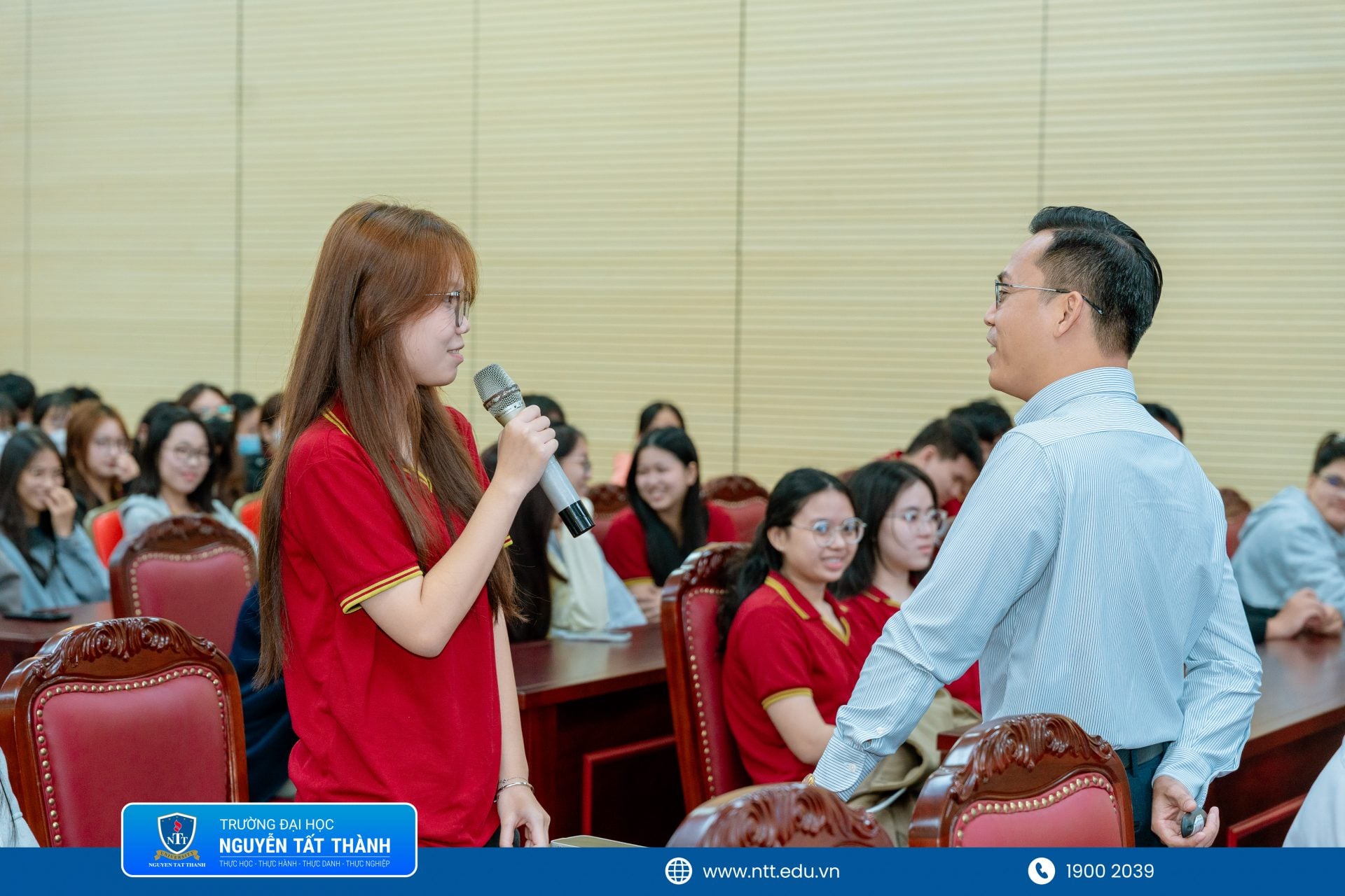 Bên cạnh phần cung cấp thông tin, chương trình còn dành thời gian để tân sinh viên đặt câu hỏi, trao đổi trực tiếp với diễn giả và các đơn vị phụ trách về những vấn đề còn băn khoăn trong học tập, hoạt động sinh viên và quá trình thích nghi với môi trường đại học. Những thắc mắc được giải đáp ngay tại buổi sinh hoạt giúp các bạn hiểu rõ hơn các quy định, cách sử dụng các nguồn lực hỗ trợ và biết nơi cần liên hệ khi phát sinh nhu cầu trong quá trình học