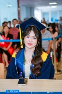 Ngô Nguyễn Mỹ Duyên đón nhận tấm bằng cử nhân ngành Tâm lý học tại Lễ tốt nghiệp Trường Đại học Nguyễn Tất Thành ngày 19/9/2026. Trong khoảnh khắc đặc biệt ấy, ba em, ông Ngô Văn Dũng, có mặt trên sân khấu để cùng con đón nhận niềm vui
