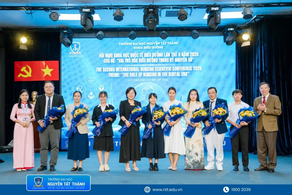 Tặng hoa cảm ơn khách mời 