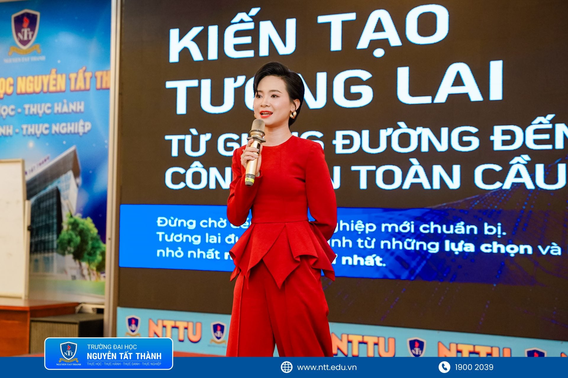 Các chuyên đề về AI, kỹ năng số và an toàn trên không gian mạng giúp tân sinh viên sớm tiếp cận những yêu cầu mới trong học tập và nghề nghiệp.