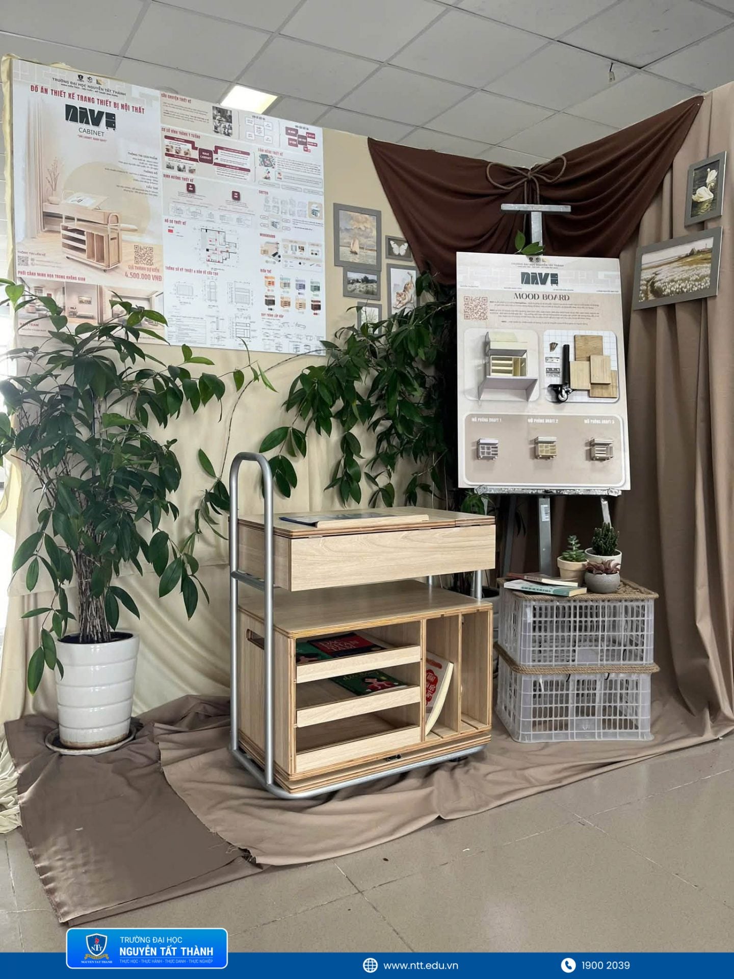 Các sản phẩm nội thất do sinh viên lớp 24DTK1A trực tiếp thiết kế và hoàn thiện được trưng bày tại triển lãm “Từ ý tưởng đến sản phẩm”, thể hiện quá trình chuyển hóa từ ý tưởng, bản vẽ kỹ thuật đến sản phẩm có khả năng ứng dụng trong thực tế