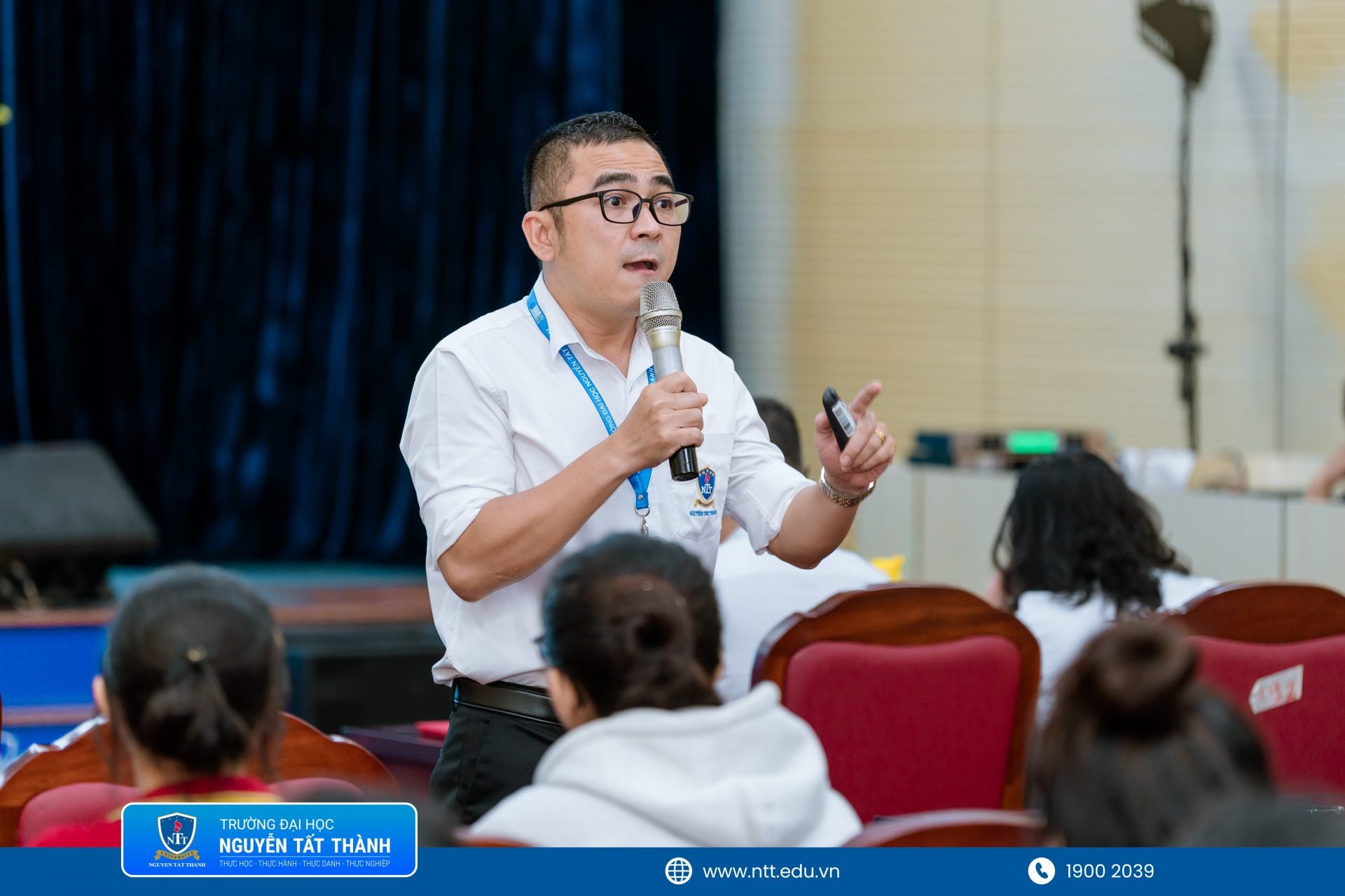 1. **Tân sinh viên được hướng dẫn sử dụng hệ thống học trực tuyến, khai thác thư viện số và các nguồn học liệu phục vụ quá trình học tập tại NTTU.** 2. **Thông tin về ngoại ngữ, chương trình hợp tác đào tạo và cơ hội du học được giới thiệu để sinh viên chủ động hơn trong kế hoạch học tập và hội nhập.** 3. **Hoạt động Đoàn – Hội, câu lạc bộ, đội, nhóm mang đến thêm nhiều lựa chọn để tân sinh viên kết nối, trải nghiệm và rèn luyện kỹ năng ngoài giờ học. GỘP CHUNG 1 CHÚ THÍCH**