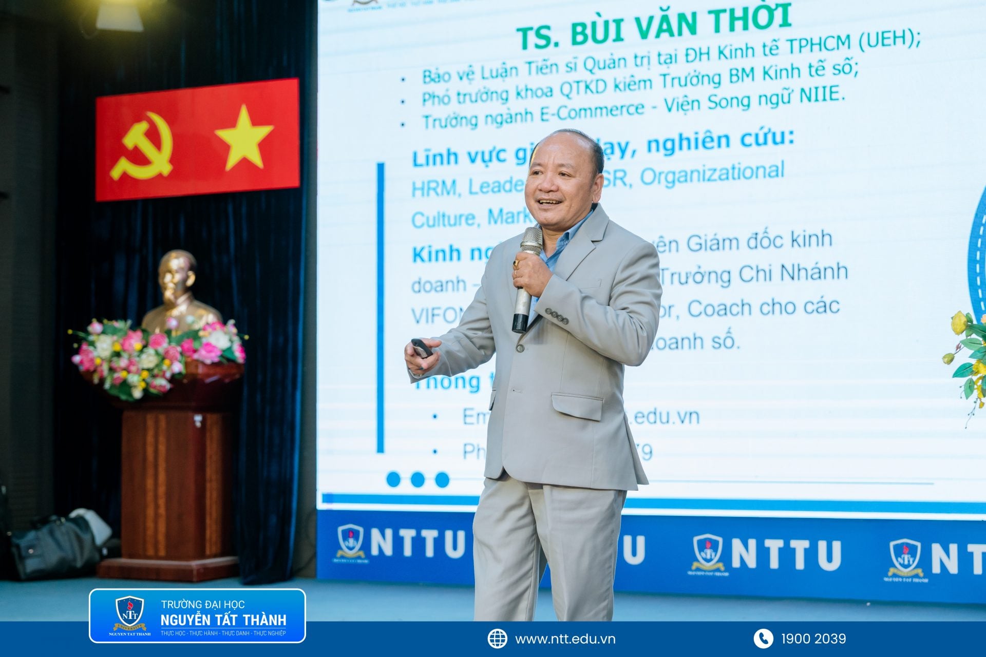 Các chuyên đề về AI, kỹ năng số và an toàn trên không gian mạng giúp tân sinh viên sớm tiếp cận những yêu cầu mới trong học tập và nghề nghiệp.