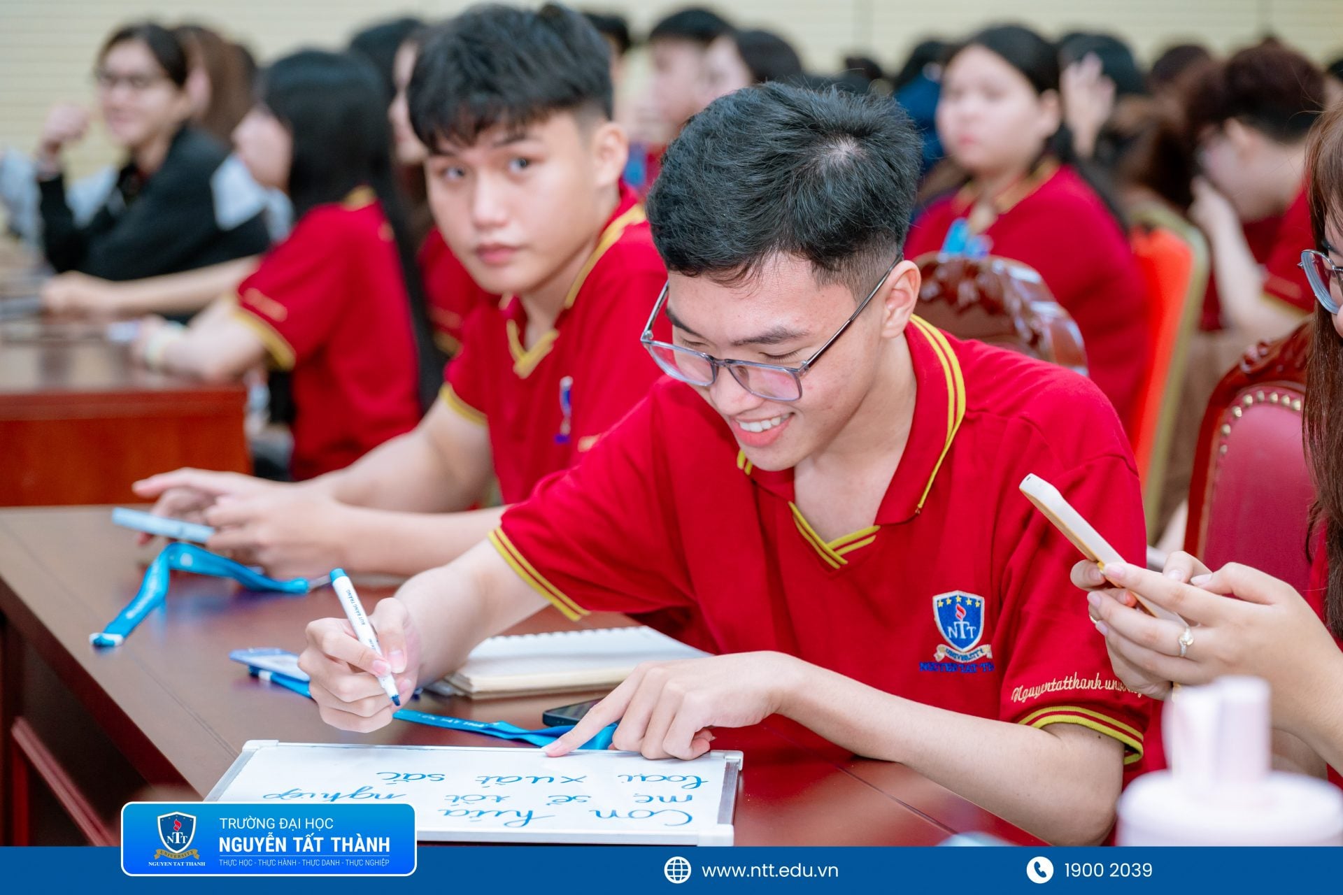 Tân sinh viên NTTU tham gia “Tuần sinh hoạt Công dân – Sinh viên” đầu khóa năm học 2026–2027, làm quen với những thông tin cần thiết cho hành trình đại học