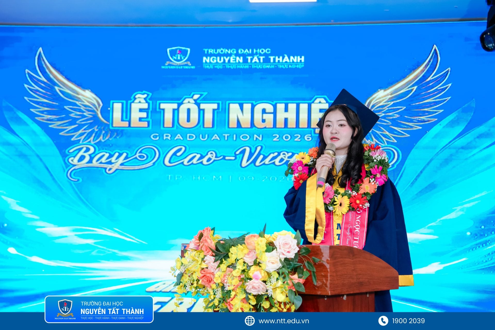 Đại diện các tân khoa phát biểu tại Lễ tốt nghiệp đợt 2 năm 2026, gửi lời tri ân đến gia đình, thầy cô và chia sẻ về trách nhiệm nghề nghiệp khi bước vào chặng đường mới.
