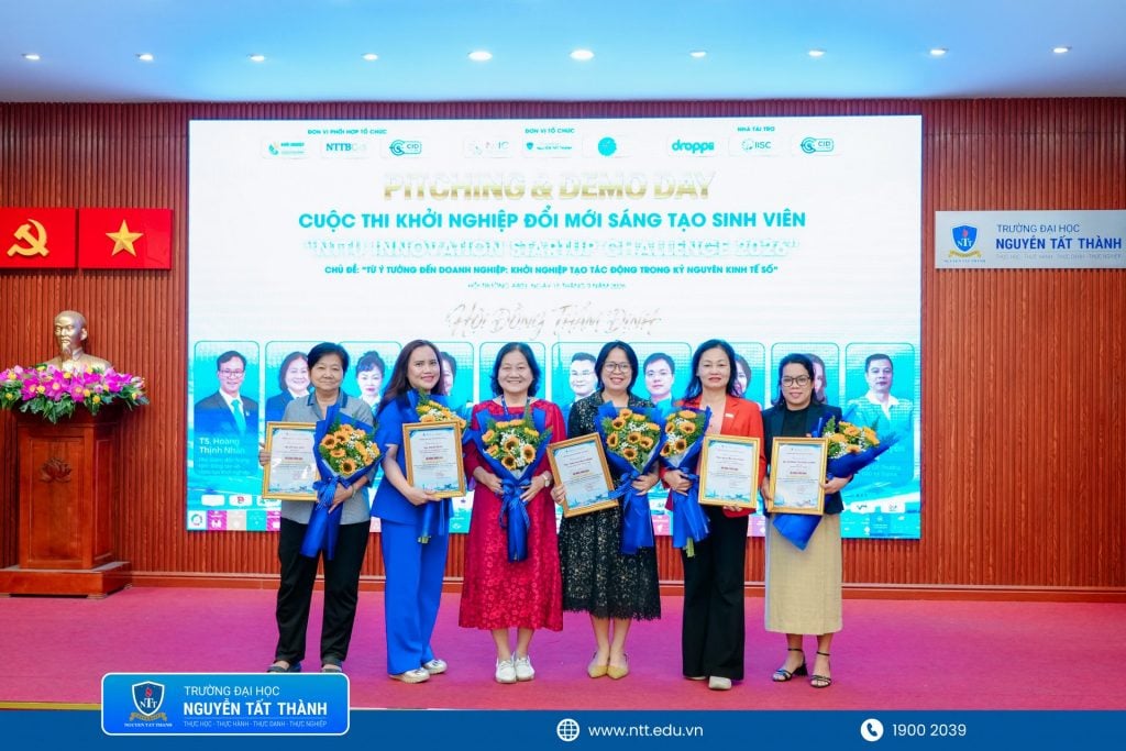 Đại diện Trường tặng hoa cảm ơn các khách mời 