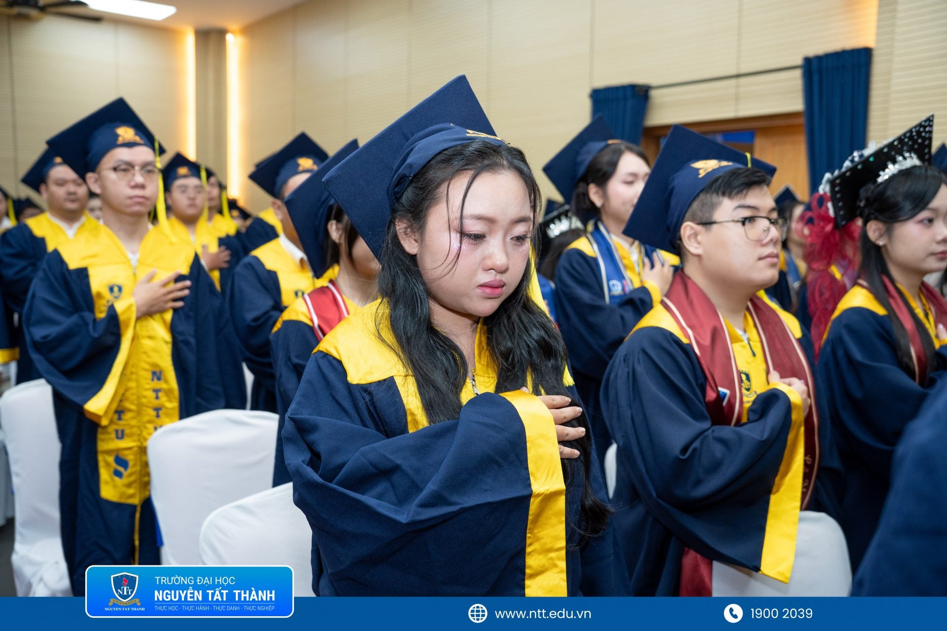 Các tân khoa đặt tay phải lên ngực trái, gửi lời cảm ơn đến cha mẹ và người thân đã luôn đồng hành trong hành trình đại học chú tthícharnh kiểu nghi thức ,