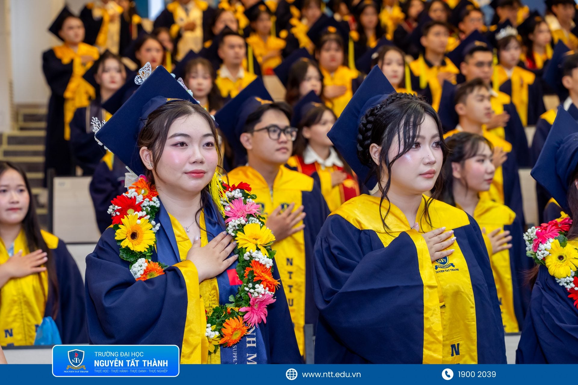 Các tân khoa thực hiện nghi thức tuyên thệ nghề nghiệp trước sự chứng kiến của lãnh đạo Nhà trường, giảng viên và người thân, đánh dấu thời điểm chính thức bước vào chặng đường nghề nghiệp sau tốt nghiệp.