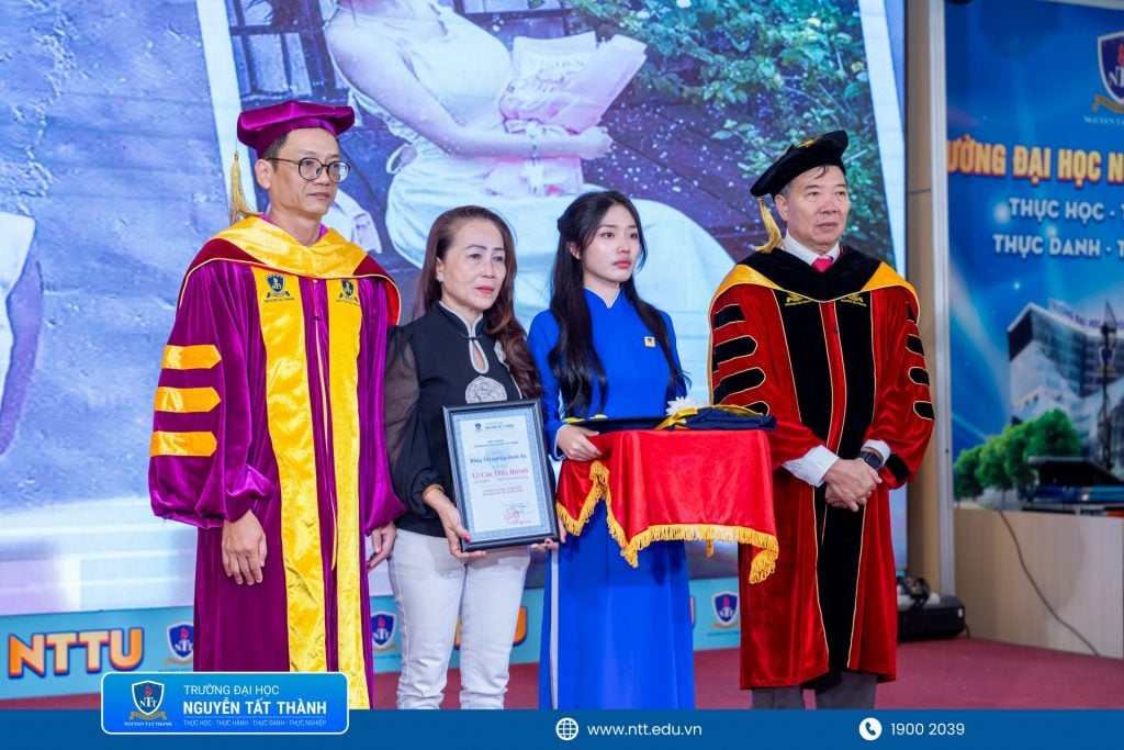 Đại diện gia đình thay sinh viên Lê Cao Thúy Huỳnh đón nhận tấm bằng danh dự trong khoảnh khắc xúc động tại Lễ tốt nghiệp ngày 19/9