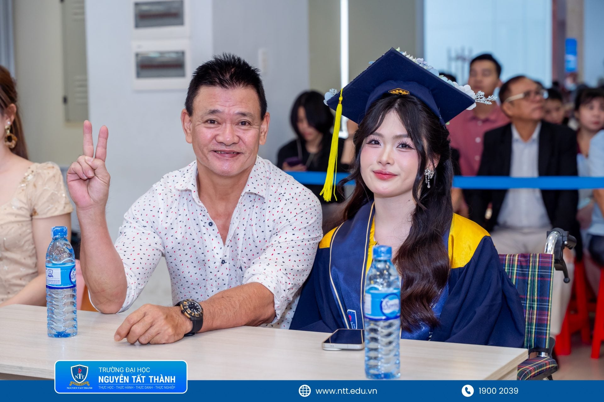 Ông Ngô Văn Dũng và mẹ cùng con gái Ngô Nguyễn Mỹ Duyên lưu lại những khoảnh khắc đáng nhớ trong ngày tốt nghiệp. Hơn hai thập kỷ qua, ba luôn đồng hành trên những chuyến xe đến trường, còn mẹ chăm lo cho em trong sinh hoạt hằng ngày, cùng con đi đến ngày nhận bằng cử nhân ngành Tâm lý học.