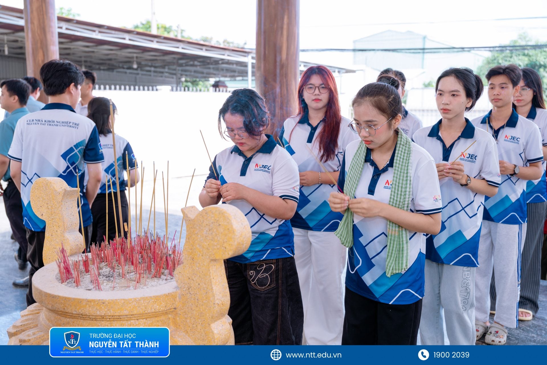 Đoàn viếng, thắp hương và tìm hiểu các giá trị lịch sử – văn hóa địa phương trong hành trình trải nghiệm tại Tây Ninh