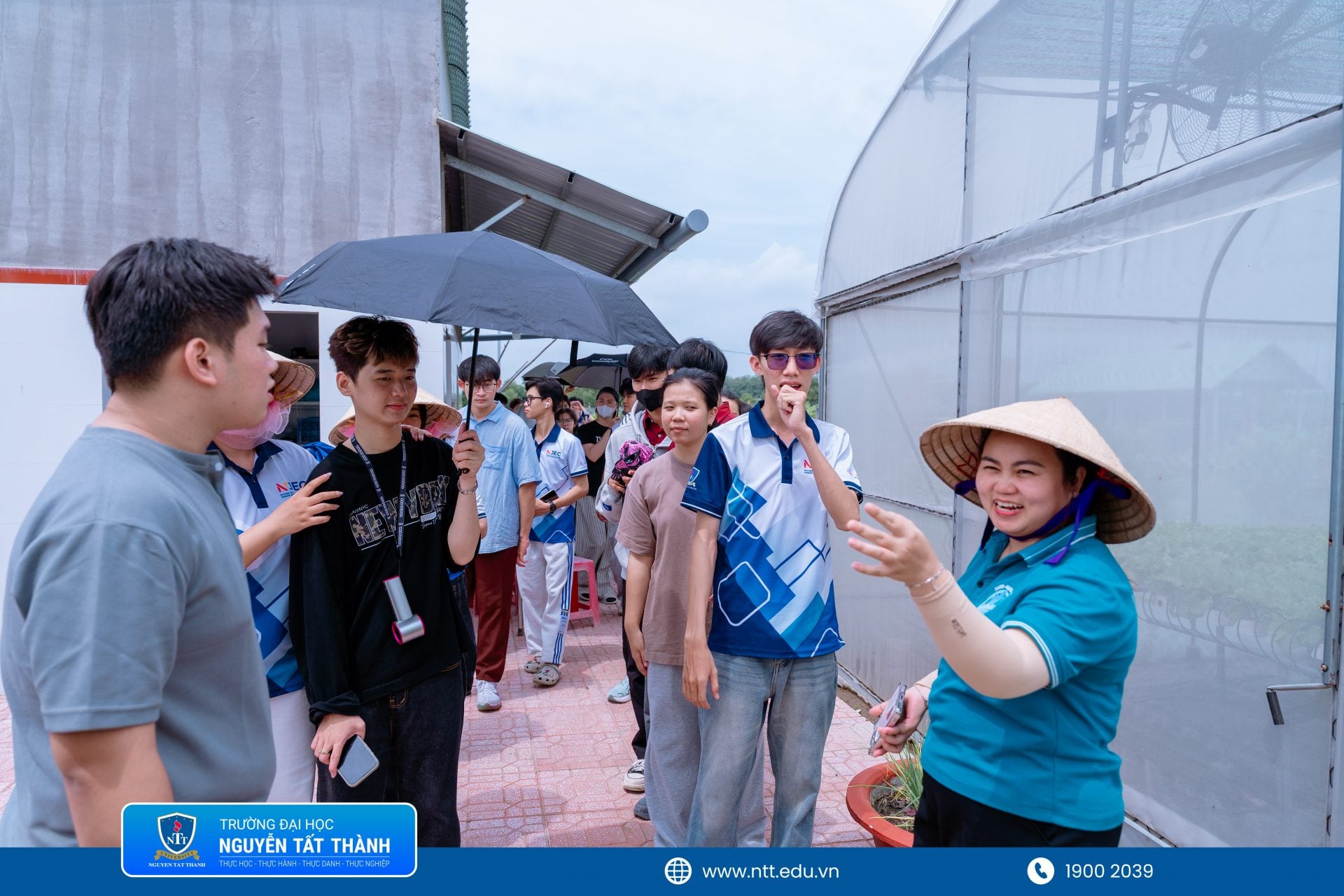 Sinh viên NTTU tìm hiểu mô hình rau thủy canh sạch tại VH Farm, từ quy trình vận hành hệ thống đến kiểm soát chất lượng sản phẩm