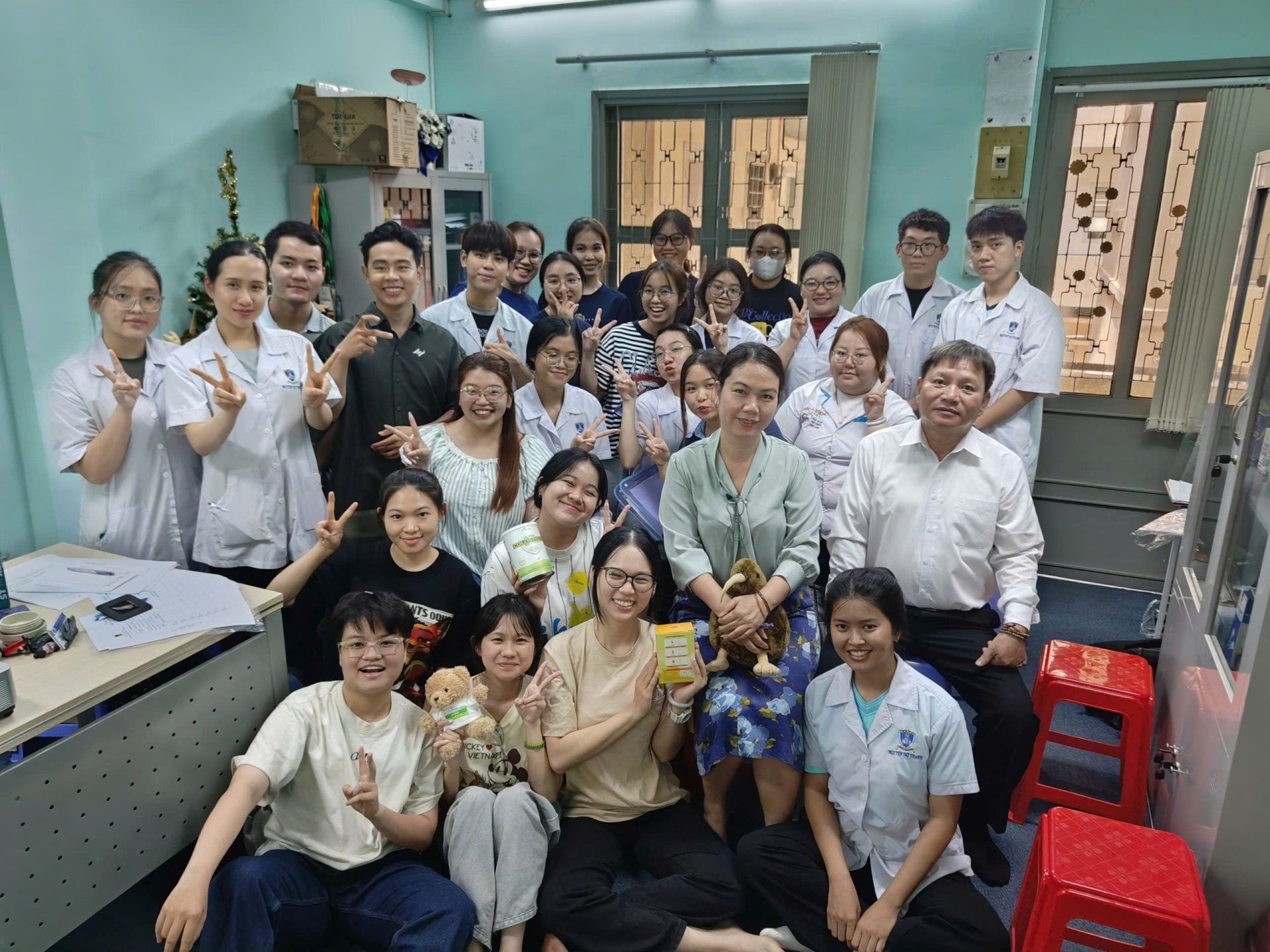 Võ Tường Vy cùng các thành viên lưu giữ kỷ niệm trong buổi thực tập tại Công ty LYNA, ghi dấu một trải nghiệm thực tế trong quá trình học ngành Dược