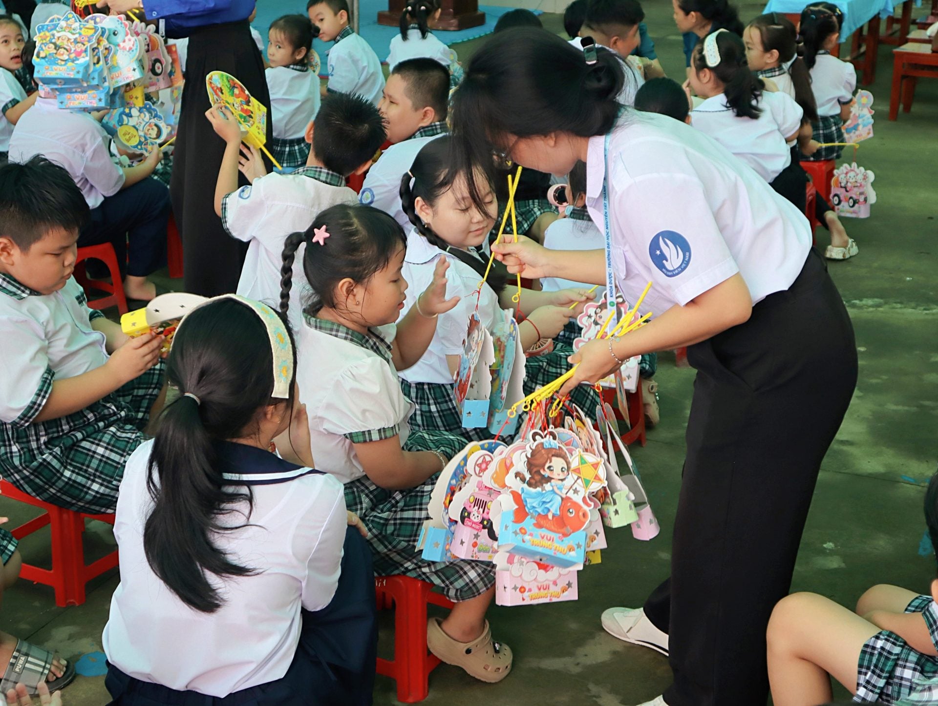 Hơn 6.300 học sinh tại 5 tỉnh, thành phố đón Trung thu ấm áp