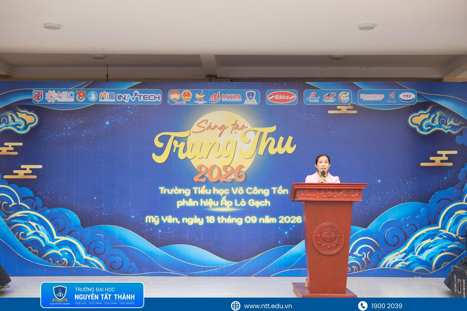 Bà Lê Thị Trang Thư – Chủ tịch Ủy ban MTTQ Việt Nam xã Mỹ Yên (ảnh trái) và Phó Giám đốc Trung tâm Sáng tạo và Ươm tạo khởi nghiệp Trường Đại học Nguyễn Tất Thành (ảnh phải) phát biểu tại lễ khai mạc chương trình.
