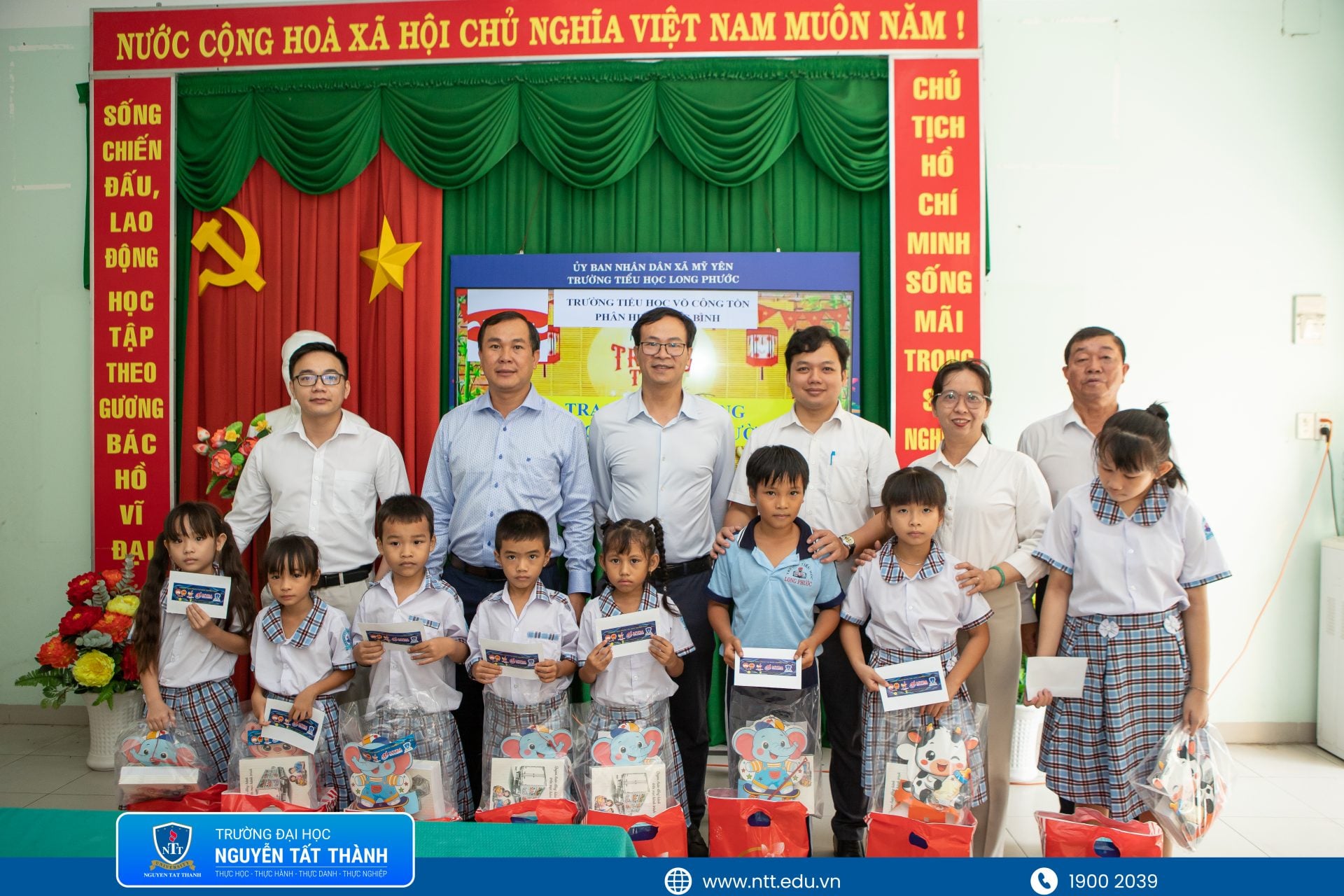 nttu-doanh-nghiep-dia-phuong-tham-va-tang-qua-hoc-sinh.jpg