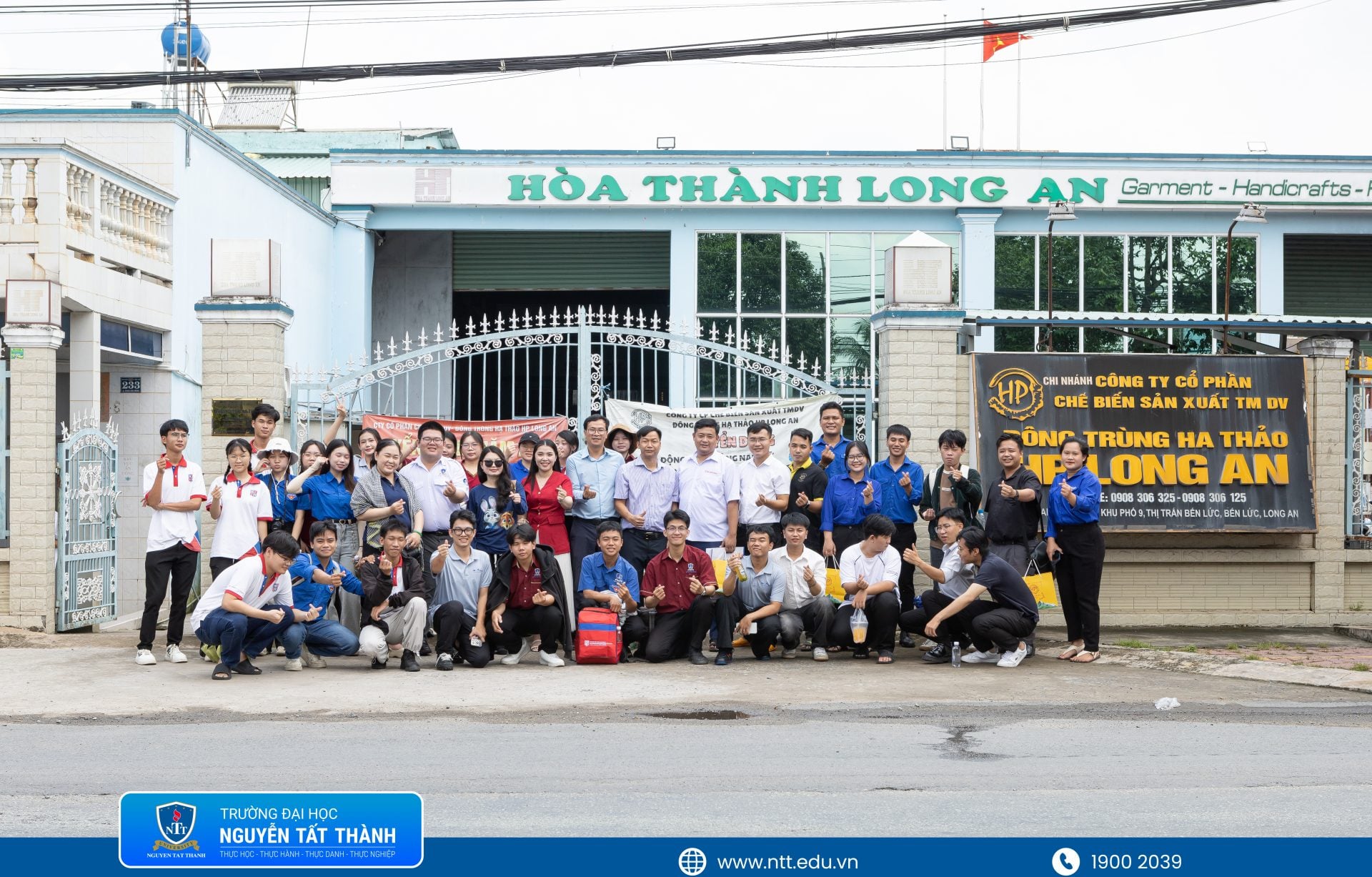 Sinh viên Trường Đại học Nguyễn Tất Thành tham quan, tìm hiểu quy trình sản xuất tại Công ty Đông trùng hạ thảo HP Long An và Nhà máy Bibica Miền Tây