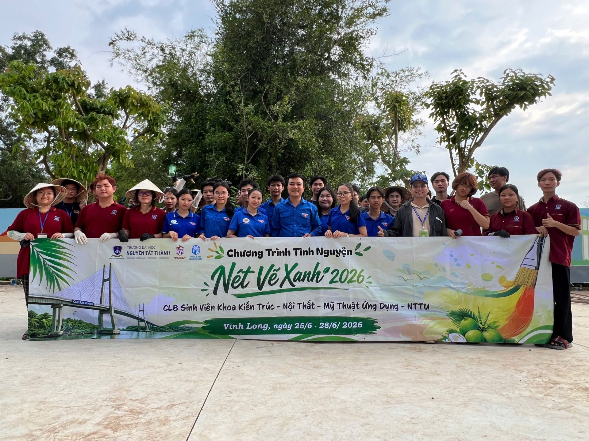 Thông qua chiến dịch “Nét vẽ xanh 2026”, sinh viên Khoa Kiến trúc – Nội thất – Mỹ thuật ứng dụng, Trường Đại học Nguyễn Tất Thành phát huy năng lực sáng tạo, vận dụng kiến thức chuyên ngành để làm đẹp không gian công cộng, lan tỏa tinh thần tình nguyện và trách nhiệm với cộng đồng.