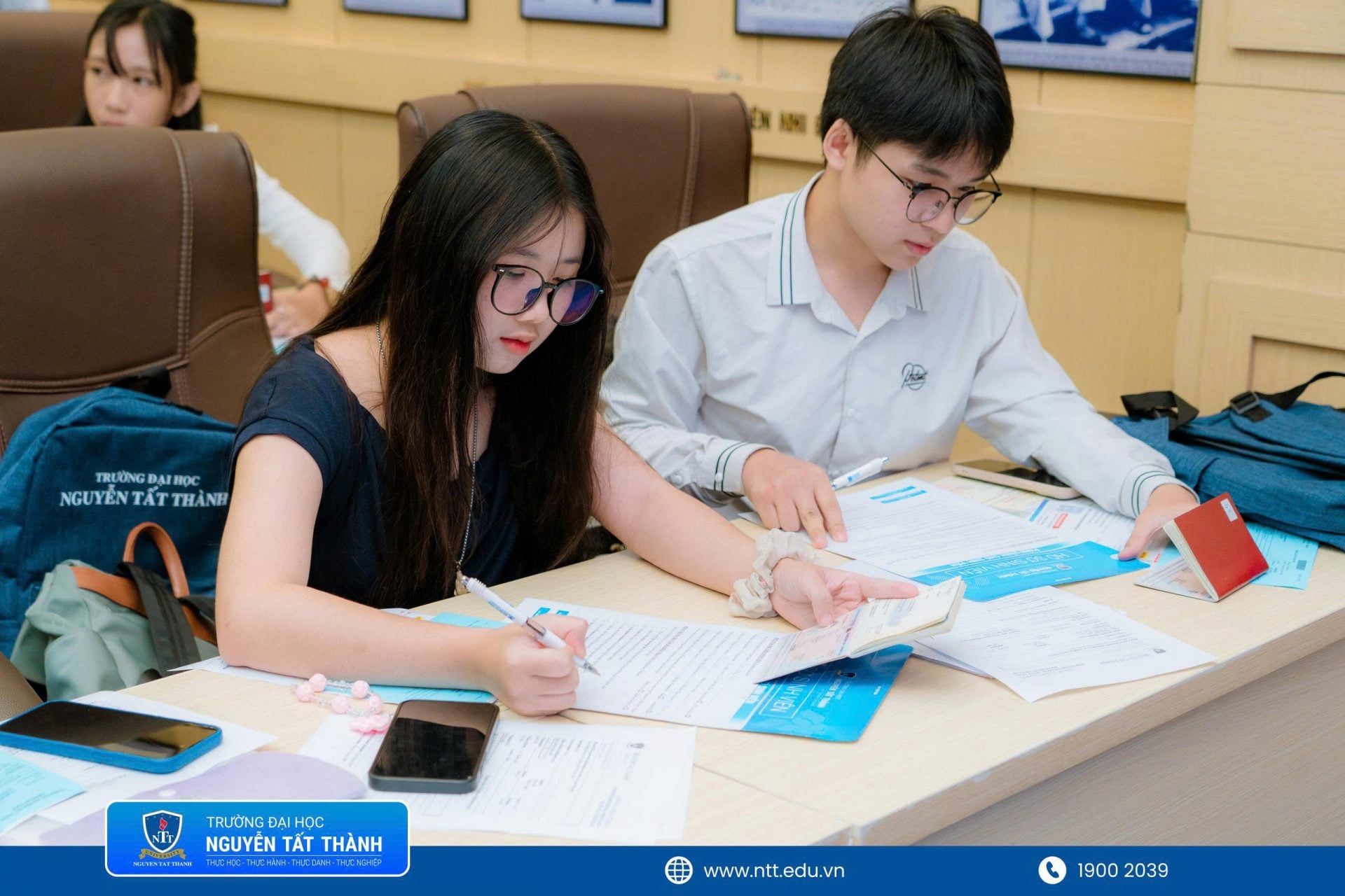 Tân sinh viên quốc tế được hướng dẫn hoàn thiện hồ sơ nhập học, giải đáp các thắc mắc và hỗ trợ những thủ tục cần thiết trong ngày đầu đến với NTTU.