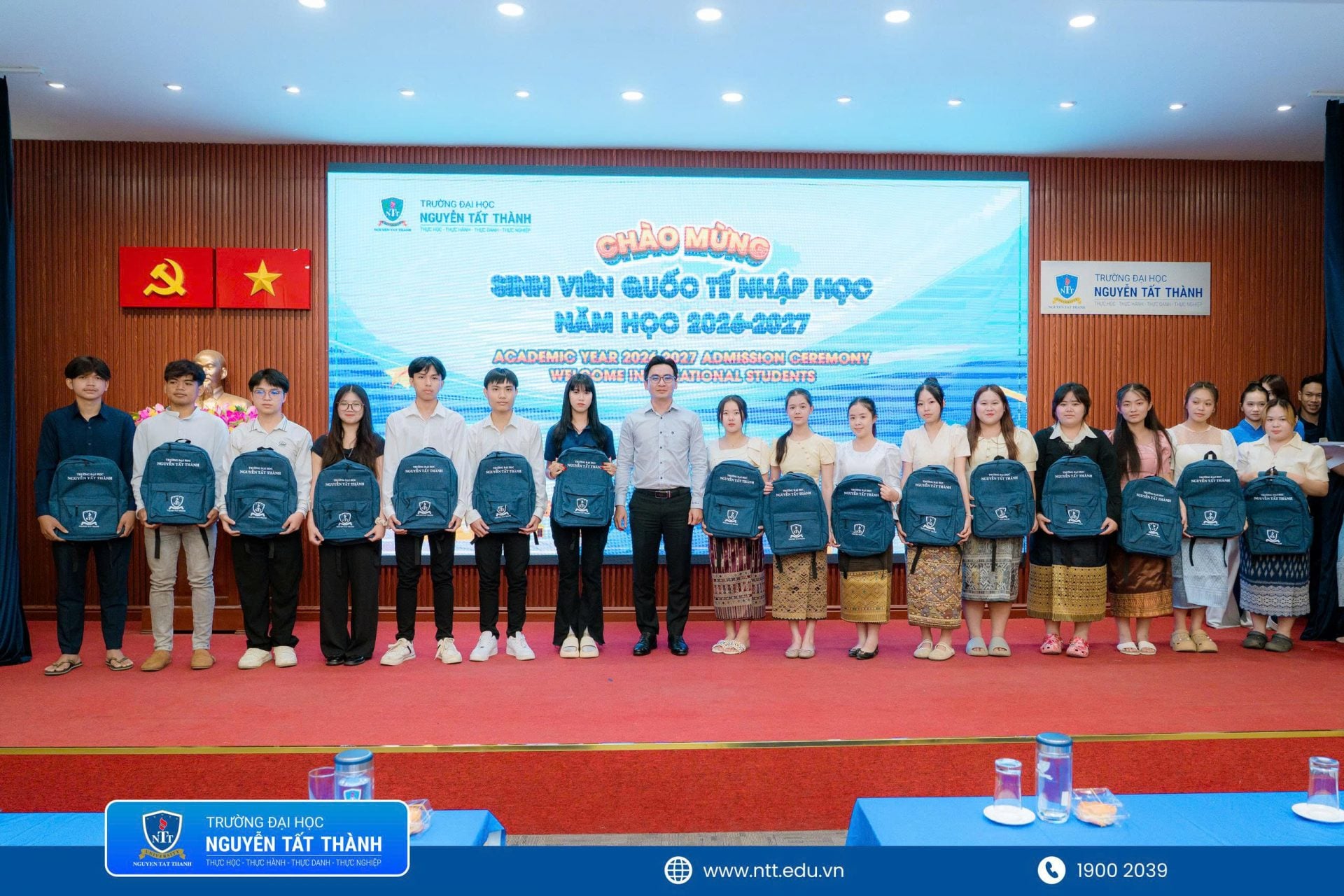 Đại diện NTTU trao quà chào mừng tân sinh viên quốc tế khóa 2026, gửi gắm sự quan tâm và những lời chúc tốt đẹp trước thềm năm học mới