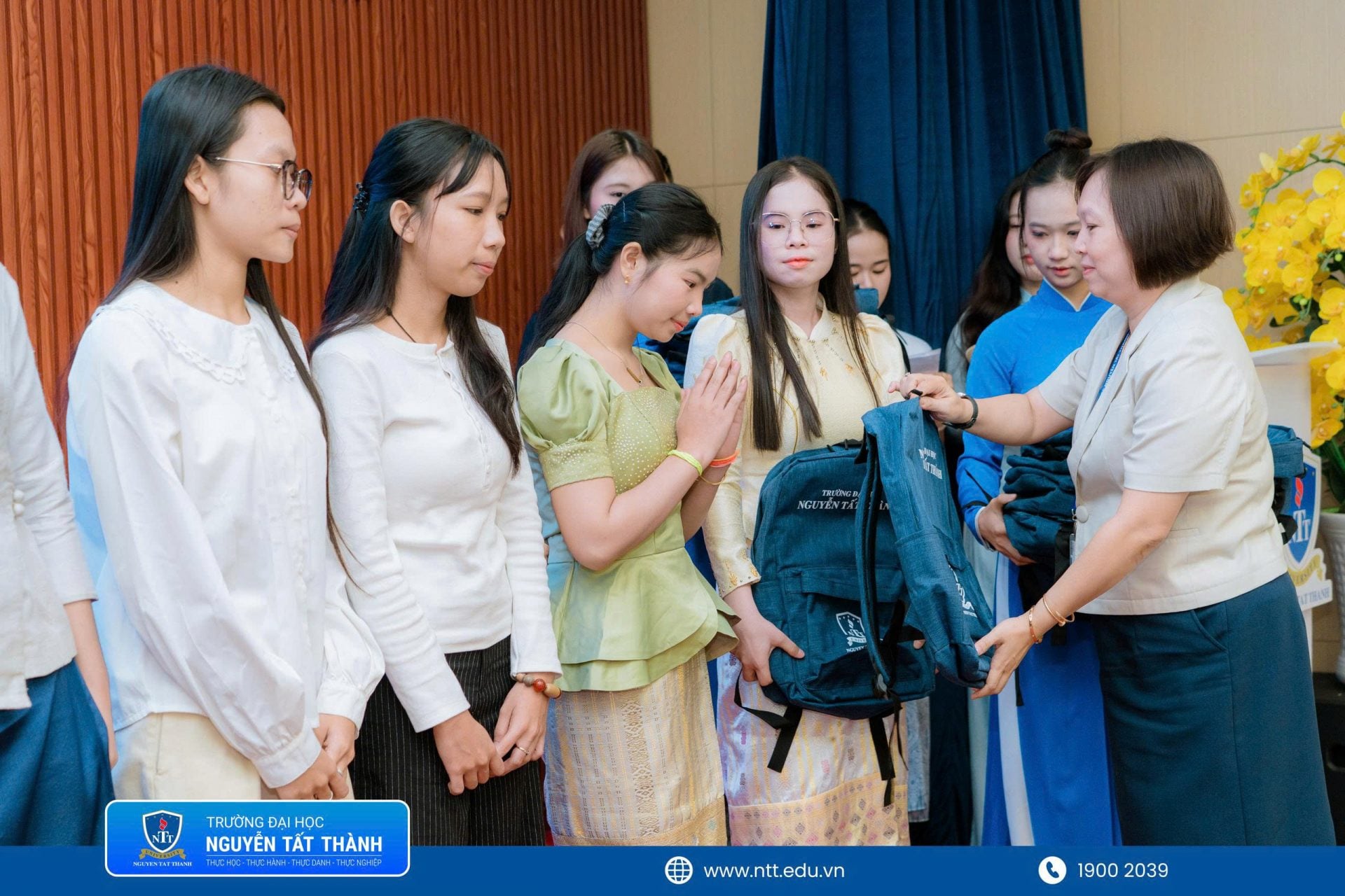 Đại diện NTTU trao quà chào mừng tân sinh viên quốc tế khóa 2026, gửi gắm sự quan tâm và những lời chúc tốt đẹp trước thềm năm học mới