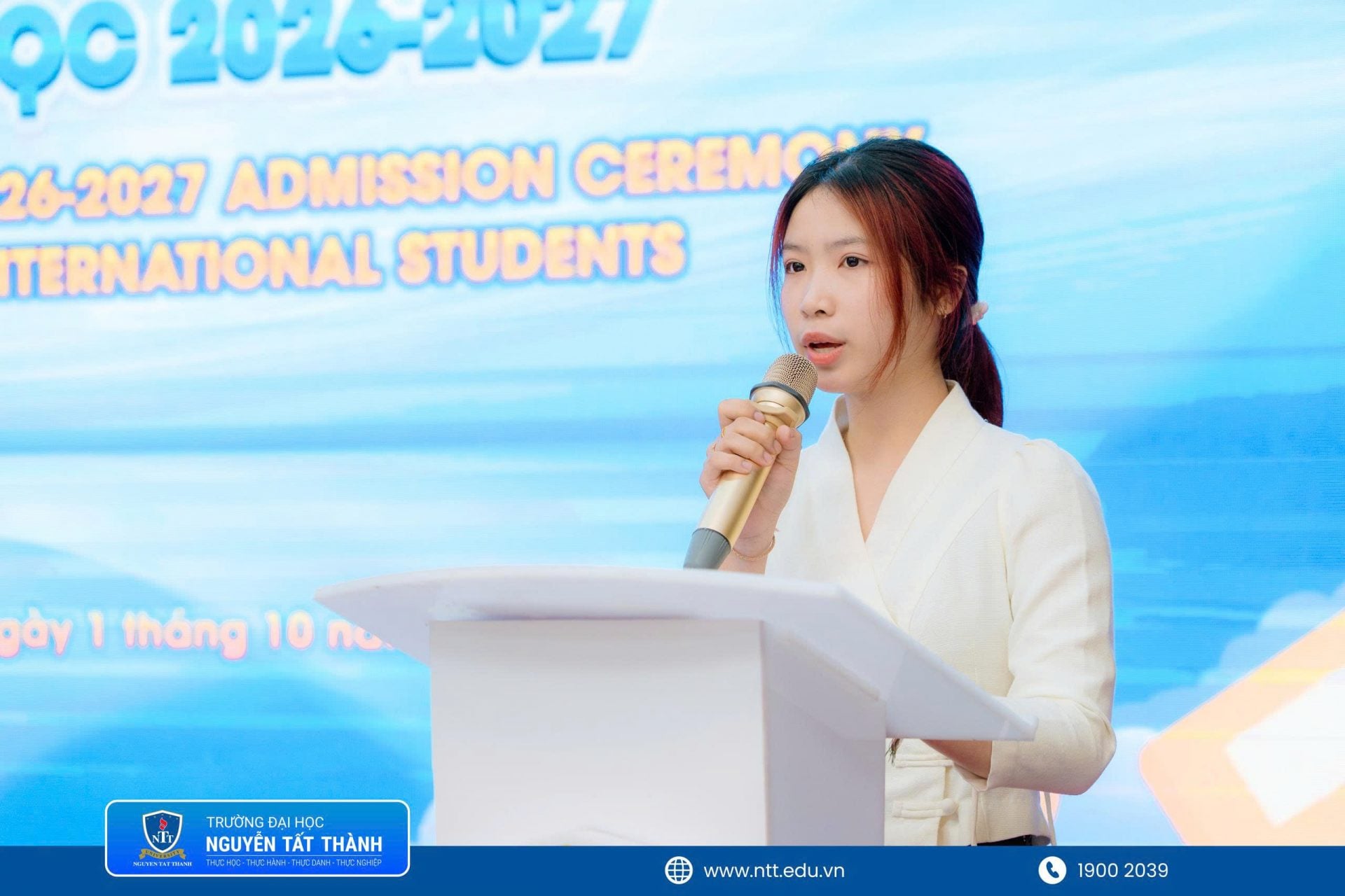 Vilavong Anna – tân sinh viên ngành Quản trị kinh doanh đến từ Lào – đại diện sinh viên quốc tế khóa 2026 phát biểu, bày tỏ niềm vui khi chính thức trở thành thành viên NTTU