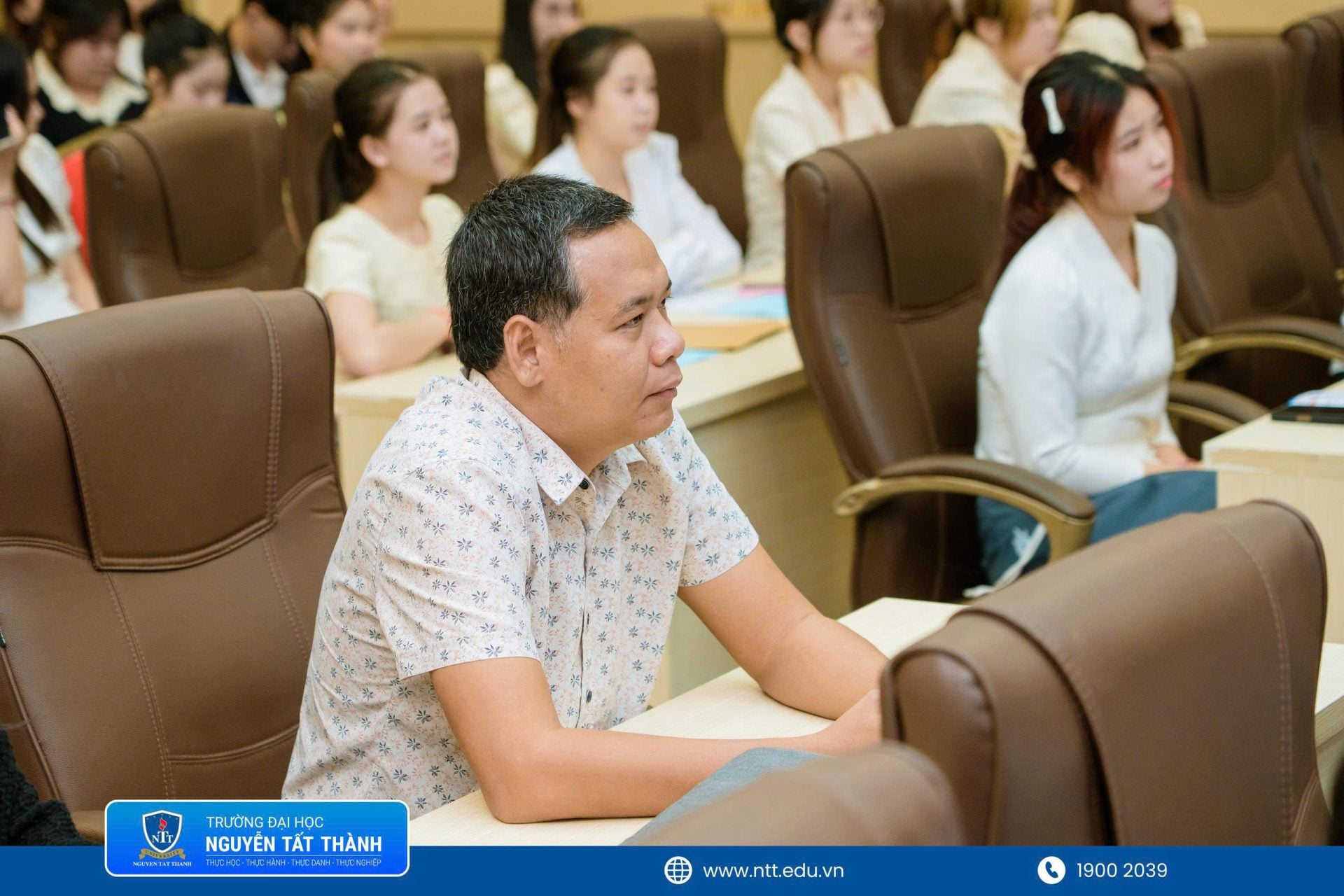 Phụ huynh Long Sokheng, có con là Long Tepthida Panhapich (Campuchia), tân sinh viên ngành Quản trị kinh doanh, bày tỏ sự tin tưởng vào môi trường đào tạo và công tác chăm lo sinh viên quốc tế của NTTU trong ngày nhập học.