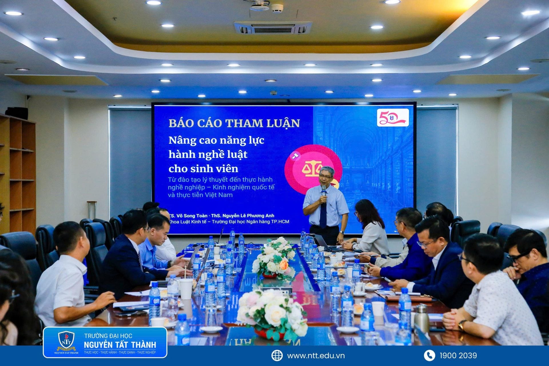 TS. Võ Song Toàn – Khoa Luật, Trường Đại học Ngân hàng TP.HCM trình bày tham luận **“Nâng cao năng lực hành nghề luật cho sinh viên: từ đào tạo lý thuyết đến thực hành nghề nghiệp – kinh nghiệm quốc tế và thực tiễn Việt Nam”** tại hội thảo.