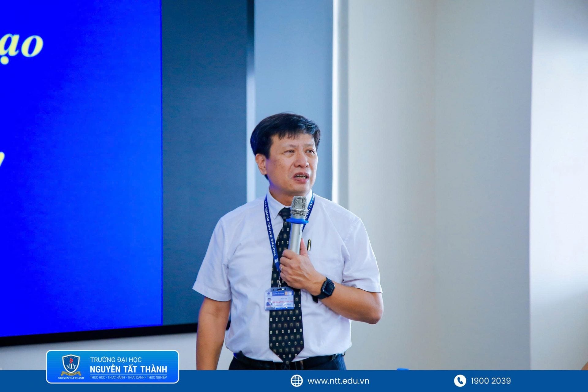 PGS.TS. Bùi Đăng Hiếu trình bày tham luận “Một số yếu tố ảnh hưởng đến chất lượng đào tạo Luật”