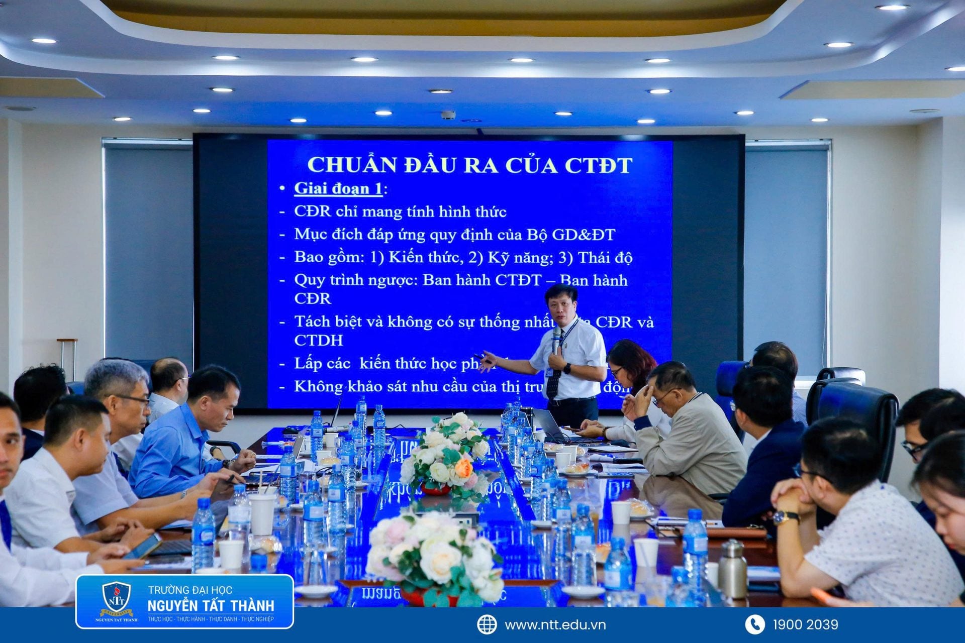 PGS.TS. Bùi Đăng Hiếu trình bày tham luận “Một số yếu tố ảnh hưởng đến chất lượng đào tạo Luật”