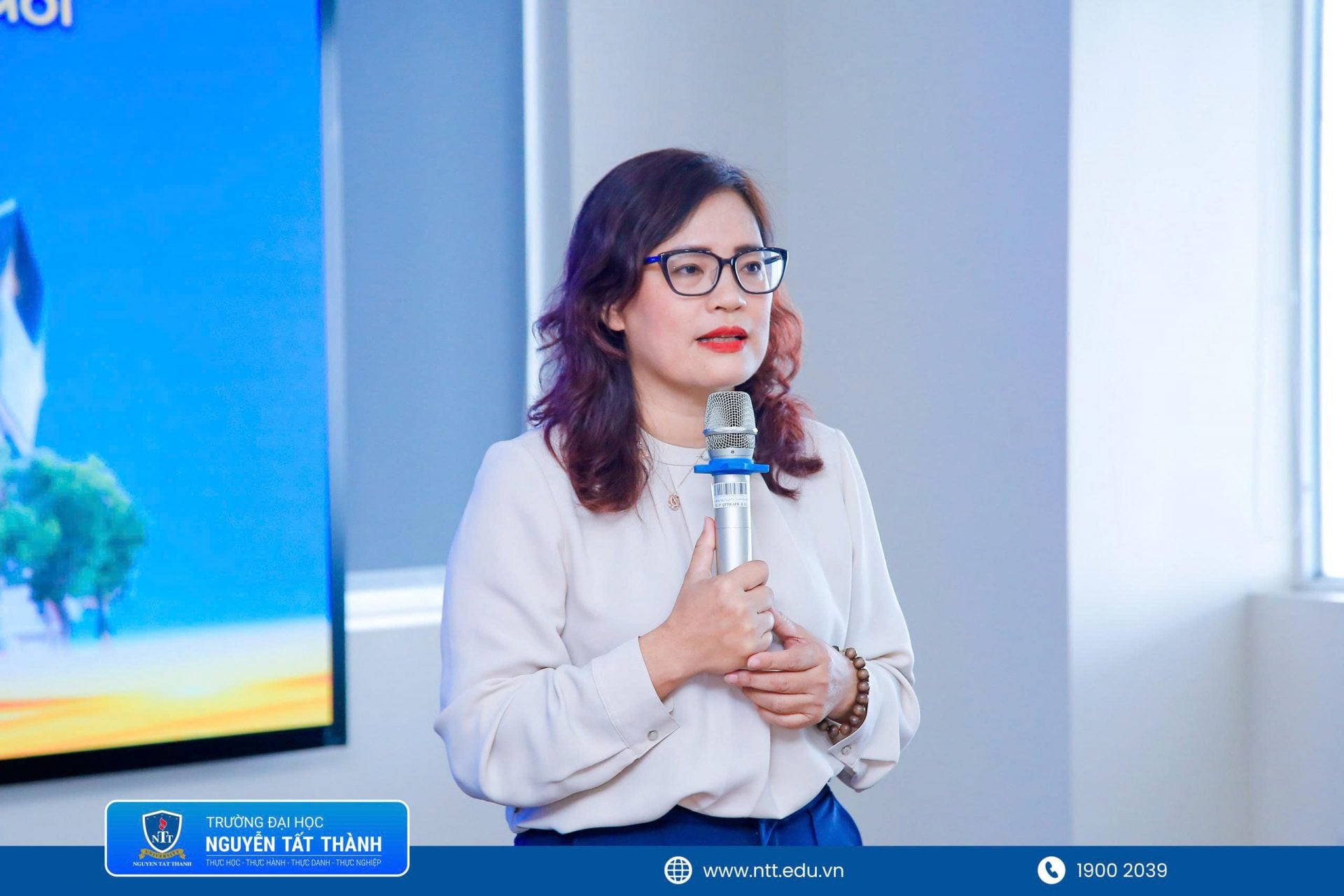 TS.LS. Đặng Thị Thu Huyền – Trưởng Khoa Luật NTTU – phát biểu đề dẫn, đặt ra yêu cầu đổi mới đào tạo luật trong bối cảnh chính sách và thực tiễn nghề nghiệp