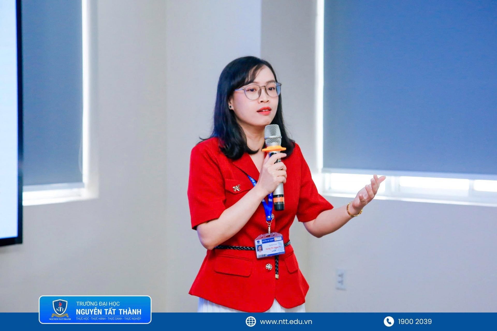 ThS. Đặng Thị Ngọc Tú – Khoa Luật, Trường Đại học Nguyễn Tất Thành trình bày tham luận **“Phương pháp phân tích án lệ trong giảng dạy môn Luật Ngân hàng”**, tập trung vào việc vận dụng án lệ để tăng tính thực tiễn trong giảng dạy pháp luật.