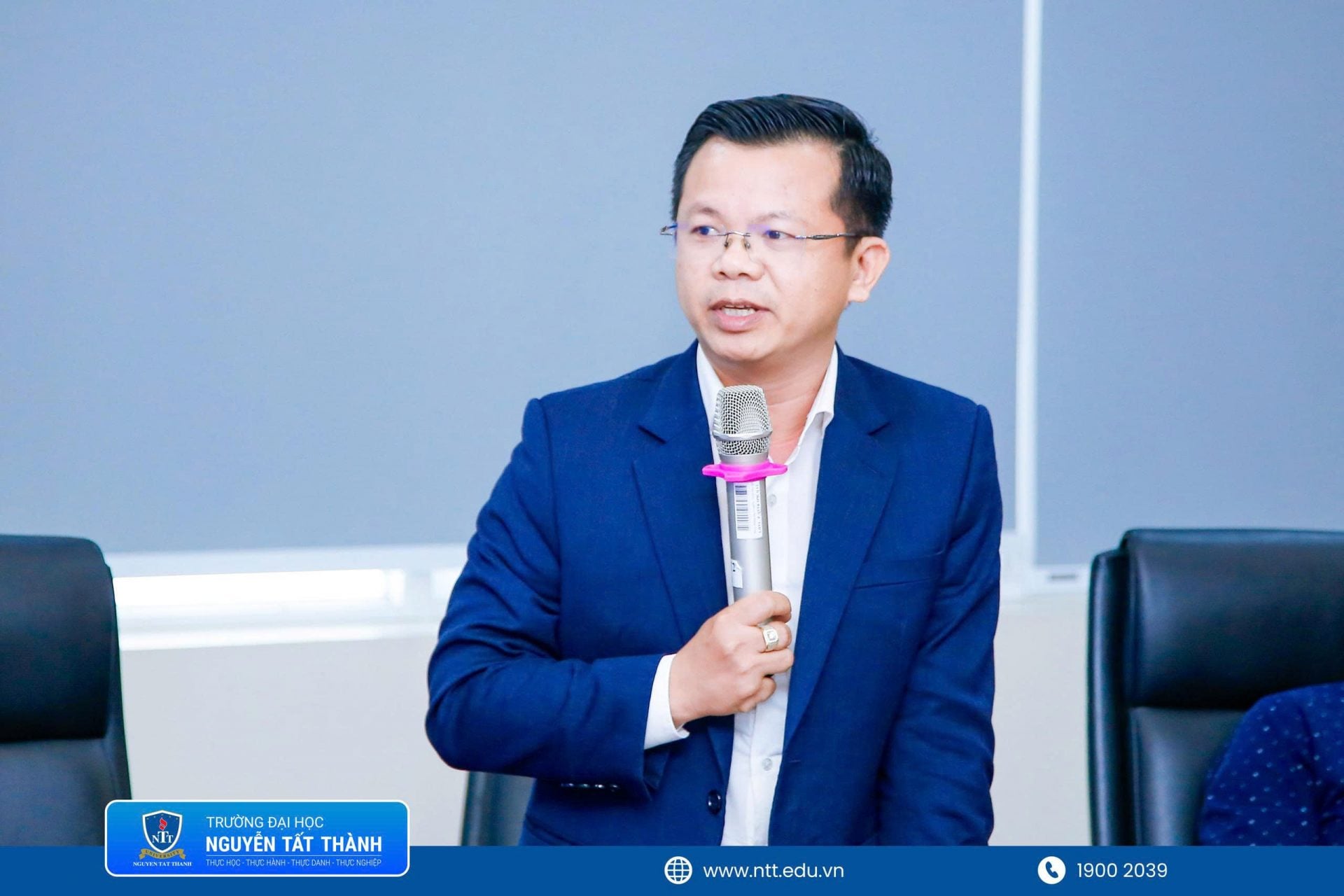 Các chuyên gia, nhà khoa học và giảng viên trao đổi, thảo luận về những yêu cầu mới trong đào tạo luật, từ đổi mới phương pháp giảng dạy đến tăng cường gắn kết giữa lý thuyết và thực tiễn nghề nghiệp.