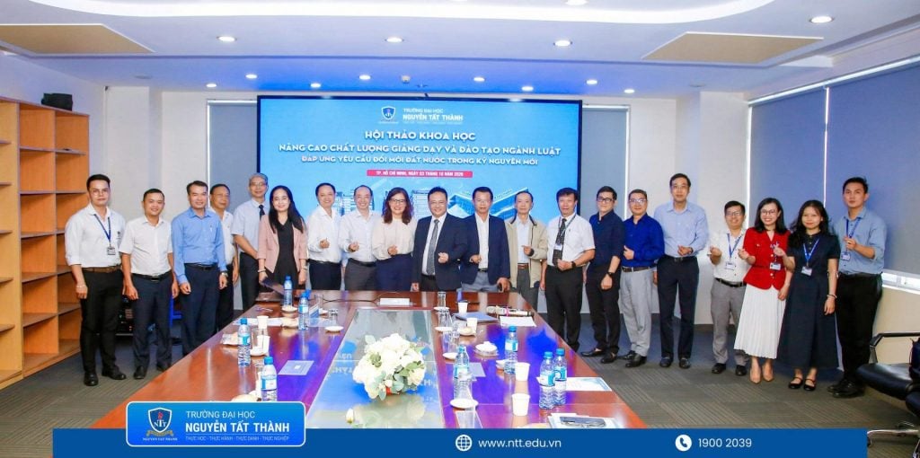 Đại biểu, diễn giả và giảng viên Khoa Luật NTTU chụp ảnh lưu niệm tại hội thảo, ghi dấu ấn hoạt động kết nối học thuật với thực tiễn pháp lý