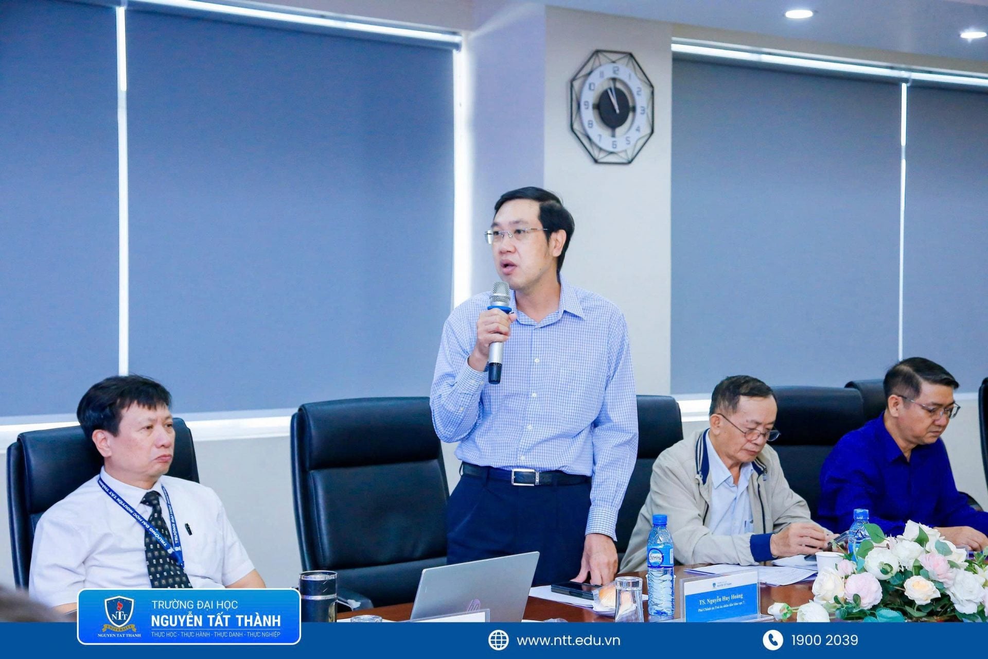 Các chuyên gia, nhà khoa học và giảng viên trao đổi, thảo luận về những yêu cầu mới trong đào tạo luật, từ đổi mới phương pháp giảng dạy đến tăng cường gắn kết giữa lý thuyết và thực tiễn nghề nghiệp.