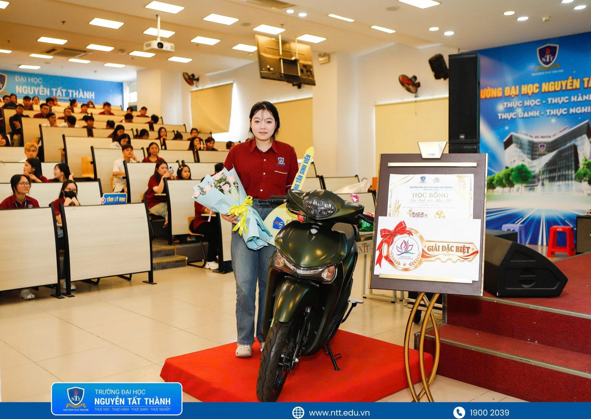 Tân sinh viên Khoa Du lịch, Trường Đại học Nguyễn Tất Thành nhận giải Đặc biệt là một chiếc xe máy Honda trong phần bốc thăm may mắn Lucky Draw tại chương trình “Welcome Freshmen 2026”.