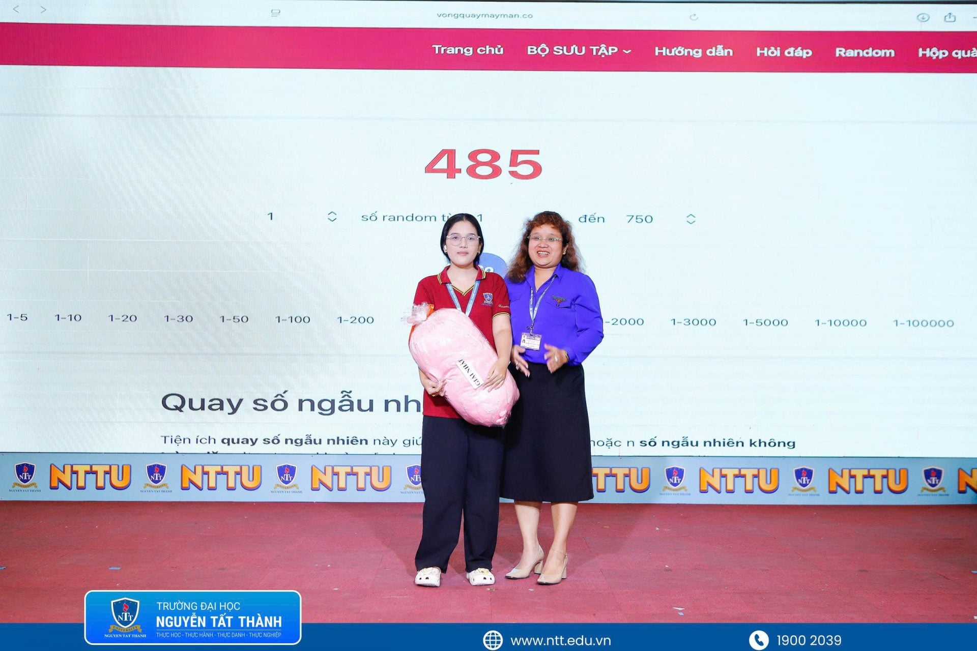 Các hoạt động trò chơi tập thể và trao quà may mắn mang đến không khí sôi nổi, góp phần tăng cường sự gắn kết giữa các tân sinh viên Khoa Du lịch – NTTU.