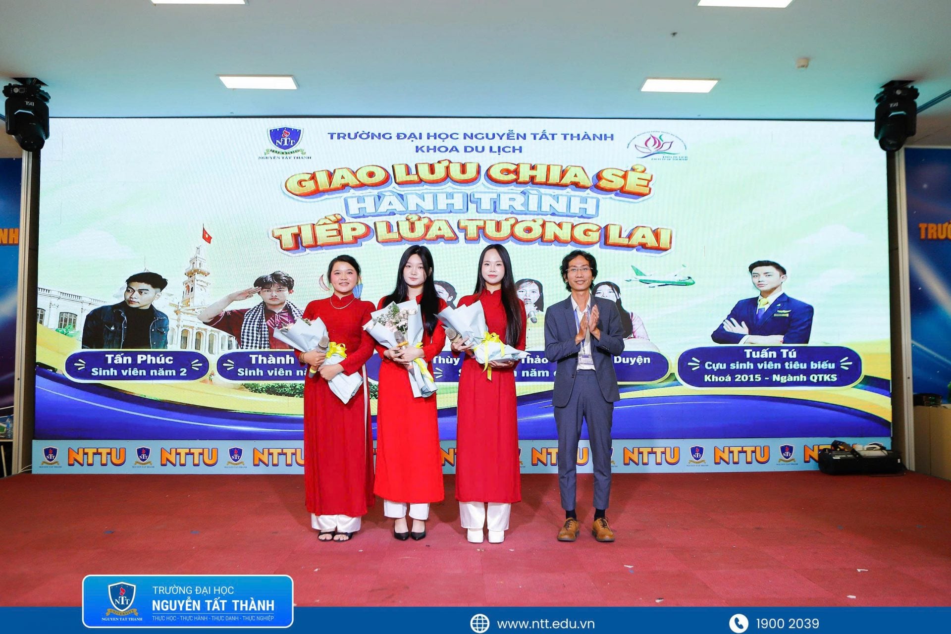 Các bạn sinh viên năm hai và năm cuối Khoa Du lịch chia sẻ kinh nghiệm học tập, những thử thách và bài học trưởng thành trong phần giao lưu cùng tân sinh viên khóa 2026.