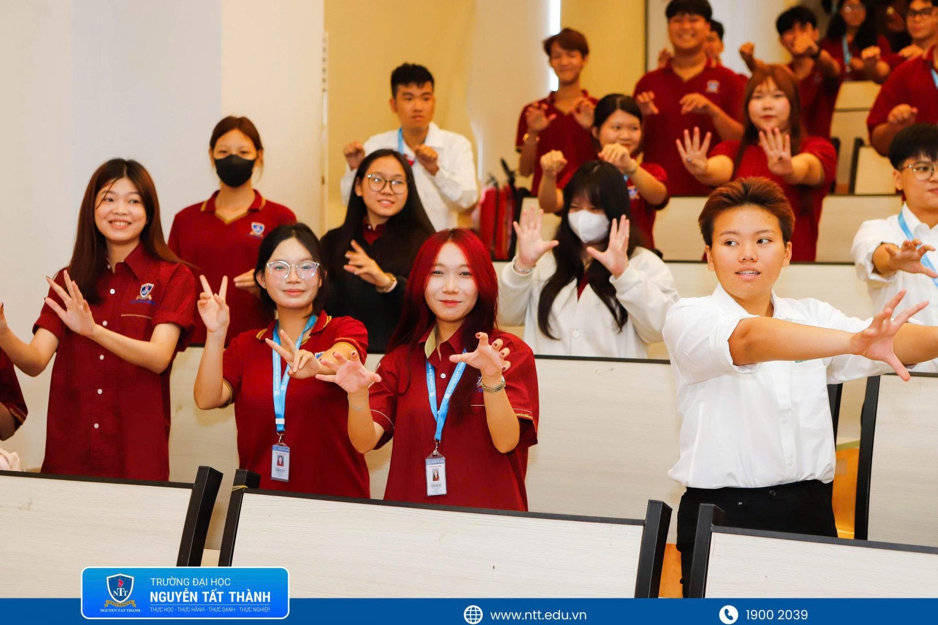 Các hoạt động trò chơi tập thể và trao quà may mắn mang đến không khí sôi nổi, góp phần tăng cường sự gắn kết giữa các tân sinh viên Khoa Du lịch – NTTU.
