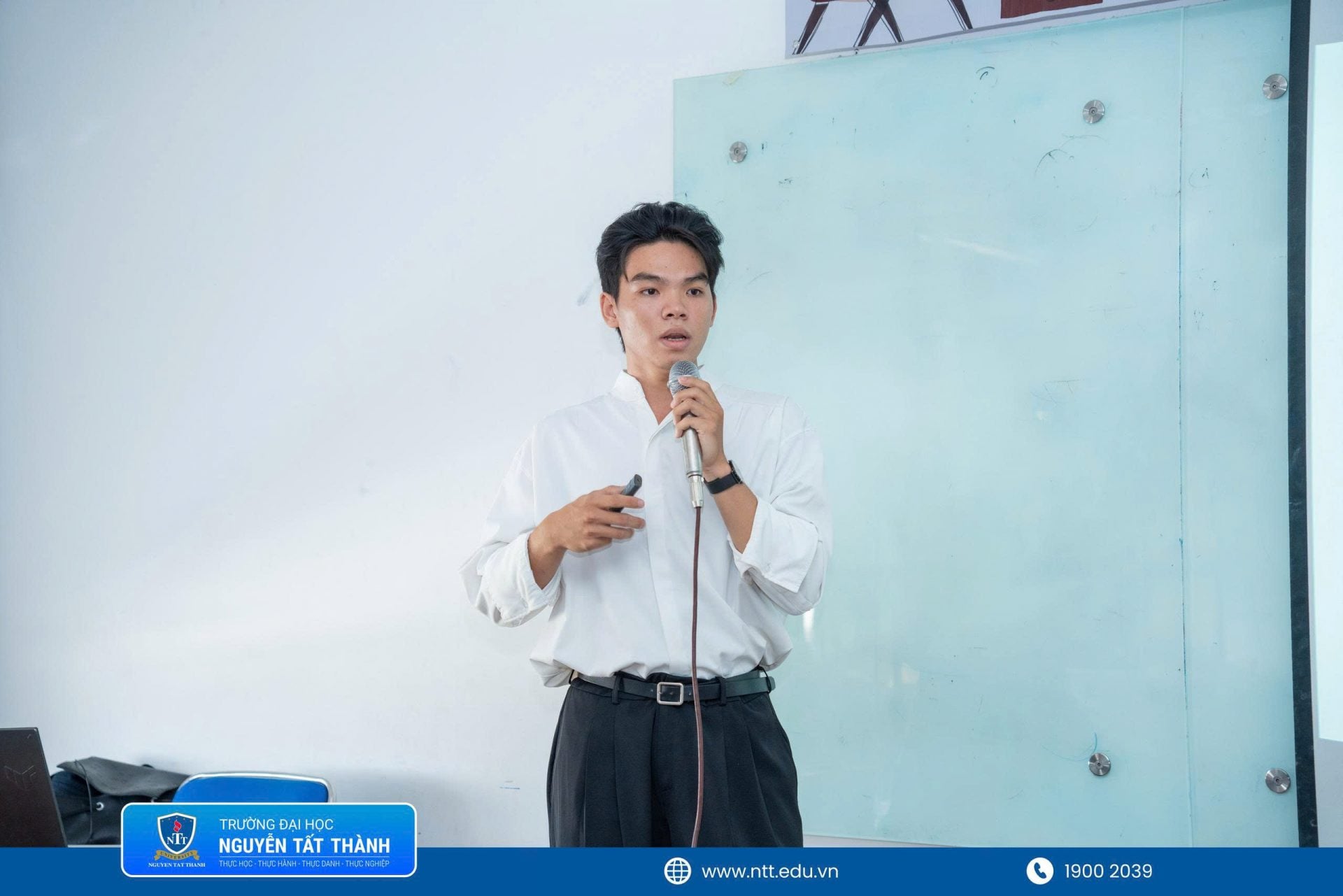 Sinh viên tự tin trình bày ý tưởng, thuyết minh phương án thiết kế và thể hiện năng lực chuyên môn trước hội đồng đánh giá