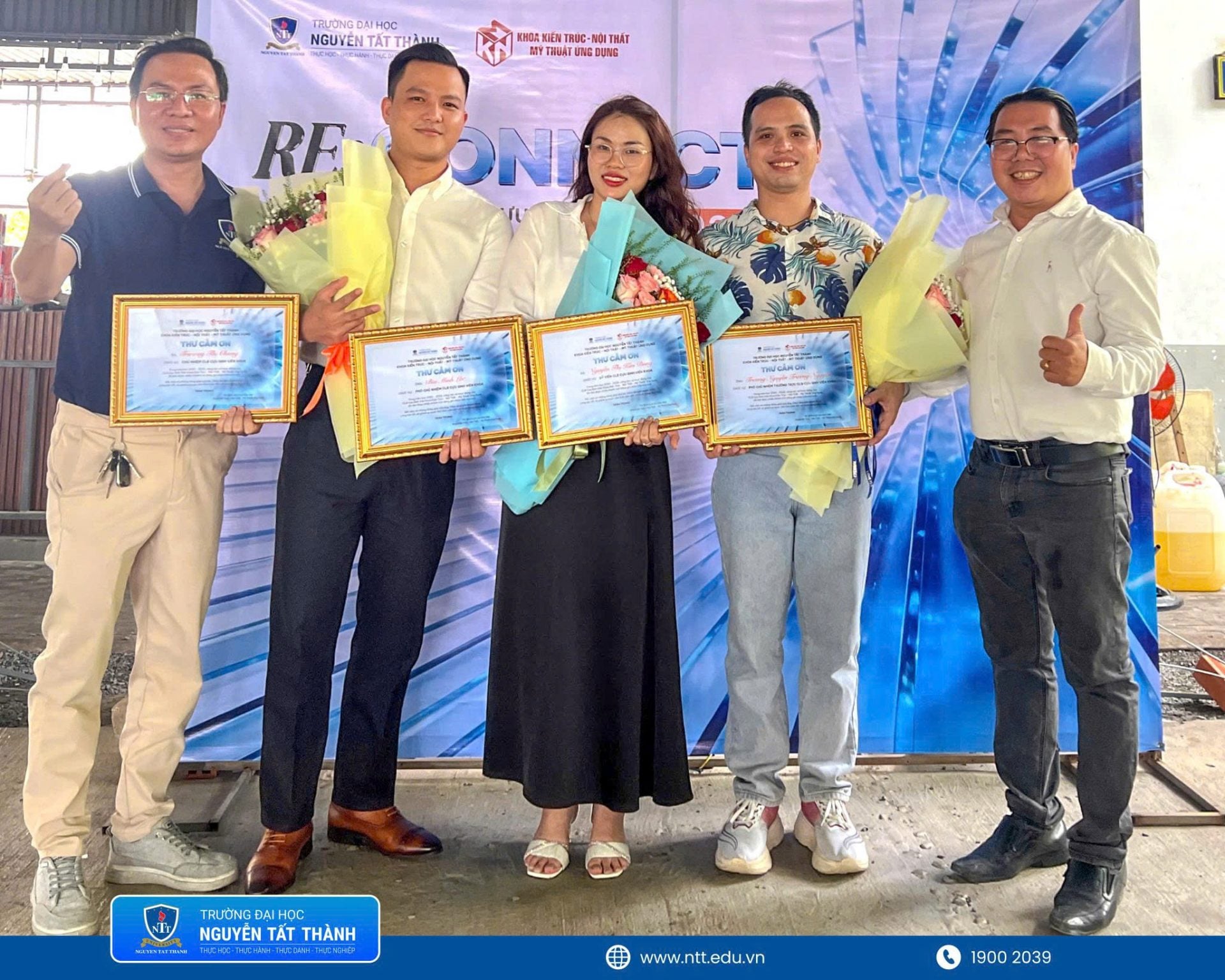 Ban Chủ nhiệm Câu lạc bộ Cựu sinh viên Khoa Kiến trúc – Nội thất – Mỹ thuật ứng dụng được vinh danh tại chương trình