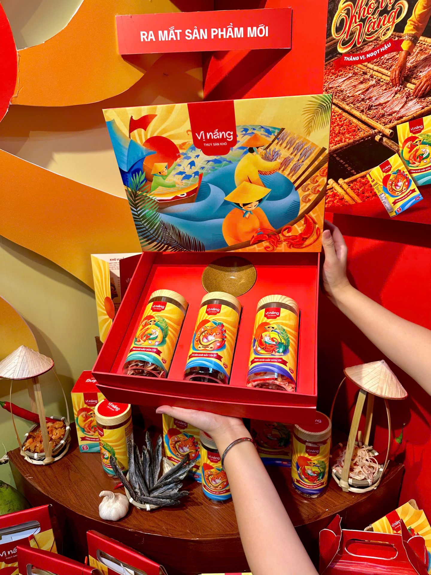 Các đồ án thiết kế bao bì sản phẩm của sinh viên ngành Thiết kế Đồ họa NTTU thể hiện sự sáng tạo trong xây dựng hình ảnh thương hiệu, kết hợp màu sắc, hình khối và cách trình bày sản phẩm nhằm tạo dấu ấn riêng cho từng thiết kế.